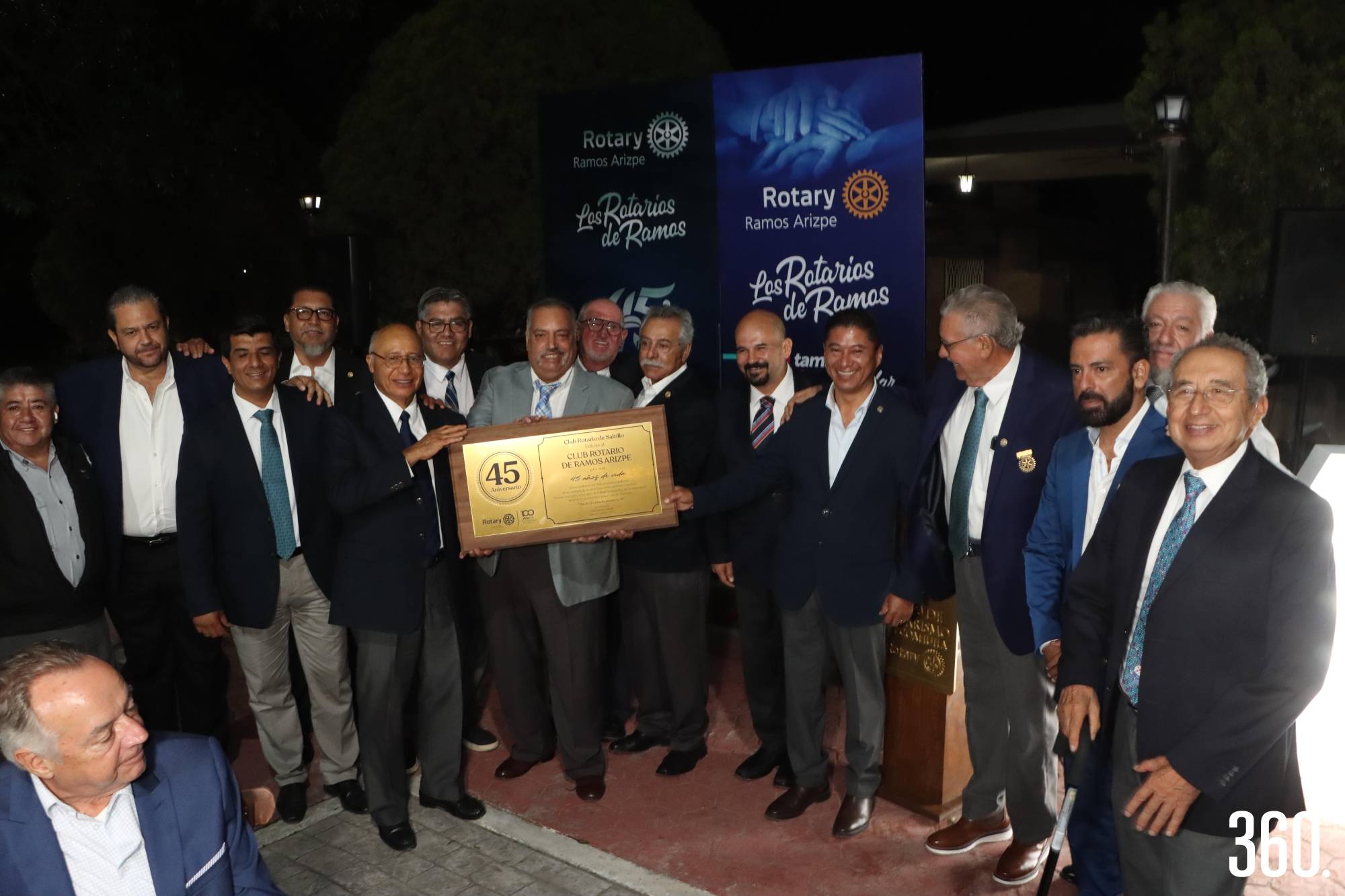 $!Integrantes del Club Rotario Saltillo, padrino del Club Rotario de Ramos Arizpe, entregaron una placa conmemorativa por el 45 aniversario.