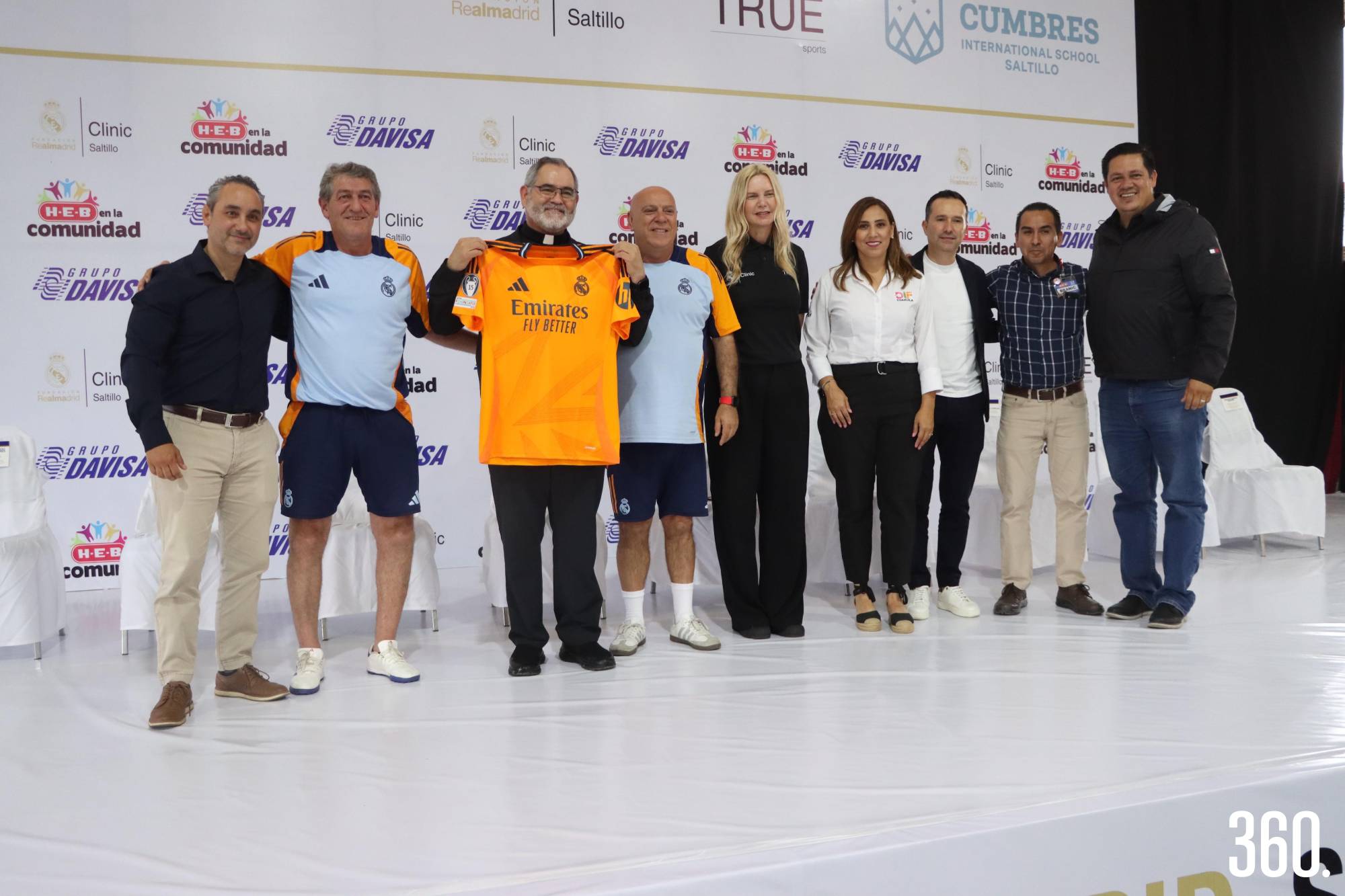 $!True Sports y Fundación Real Madrid le regalaron una playera al P. Fernando Enrique Torres, director de Cumbres International School.