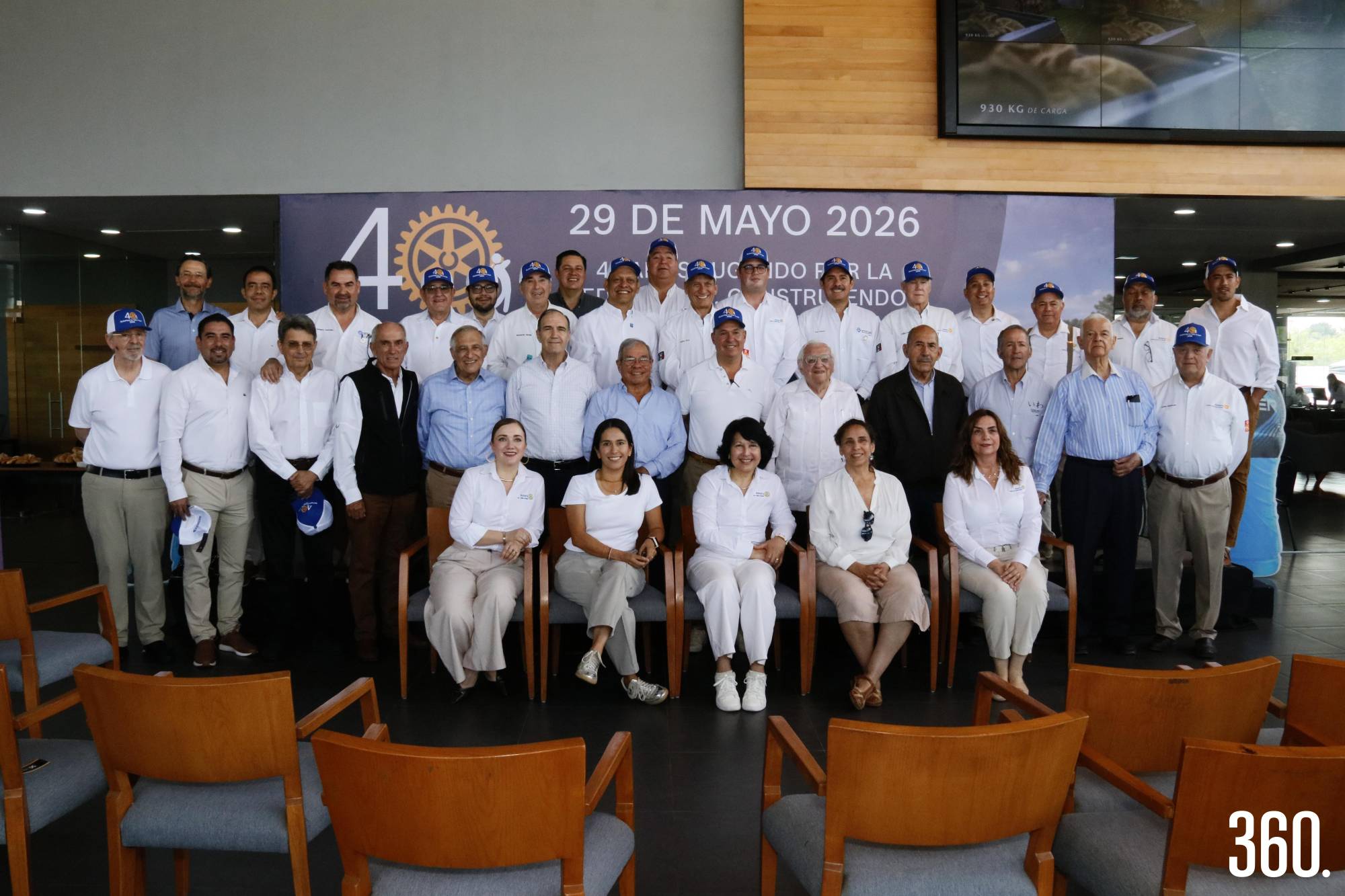 $!Juan Carlos López Villarreal homenajeado de 40o. Torneo Anual de Golf 2026 acompañados por los integrantes del Club Rotario Saltillo de Valle Arizpe, damas rotarianas y ex homenajeados del Torneo Anual de Golf.