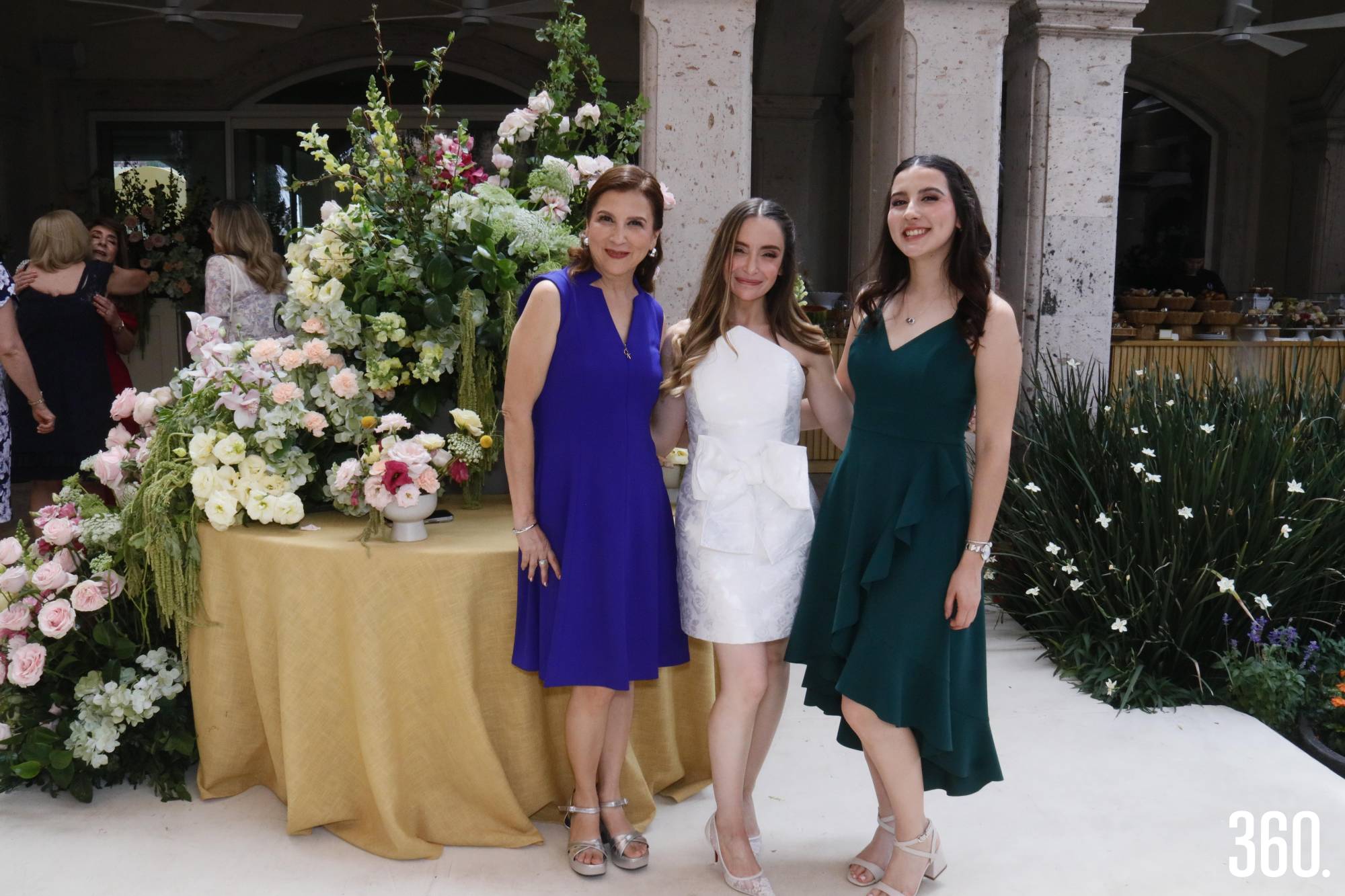 $!La festejada acompañada de su suegra Maritza Rentería y su cuñada Ana Valdez Rentería.