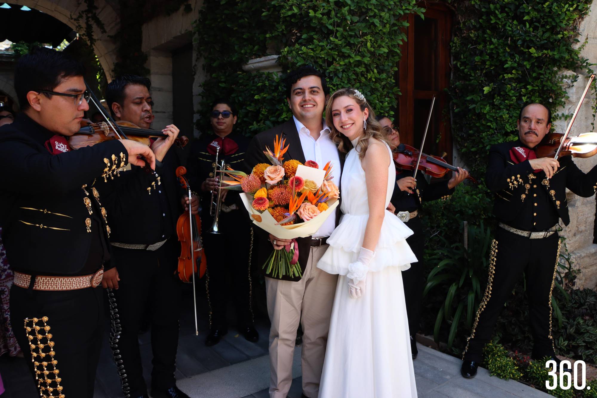 $!Jesús Palazuelos Barraza entregó un ramo de flores a su prometida Carolina Larios Covarrubias durante su despedida de soltera.