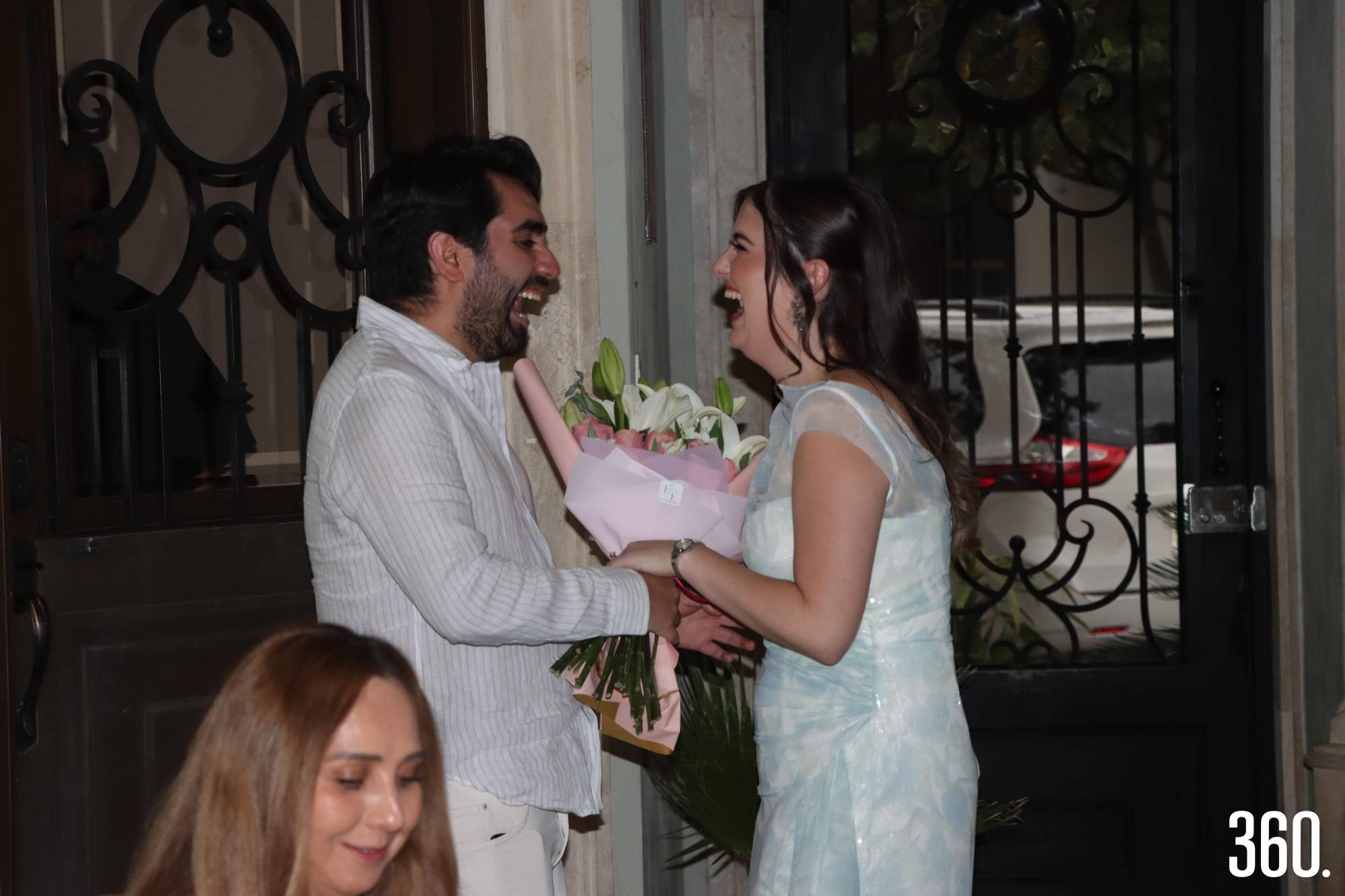 $!Fernando sorprendió a Ale con un ramo de flores.
