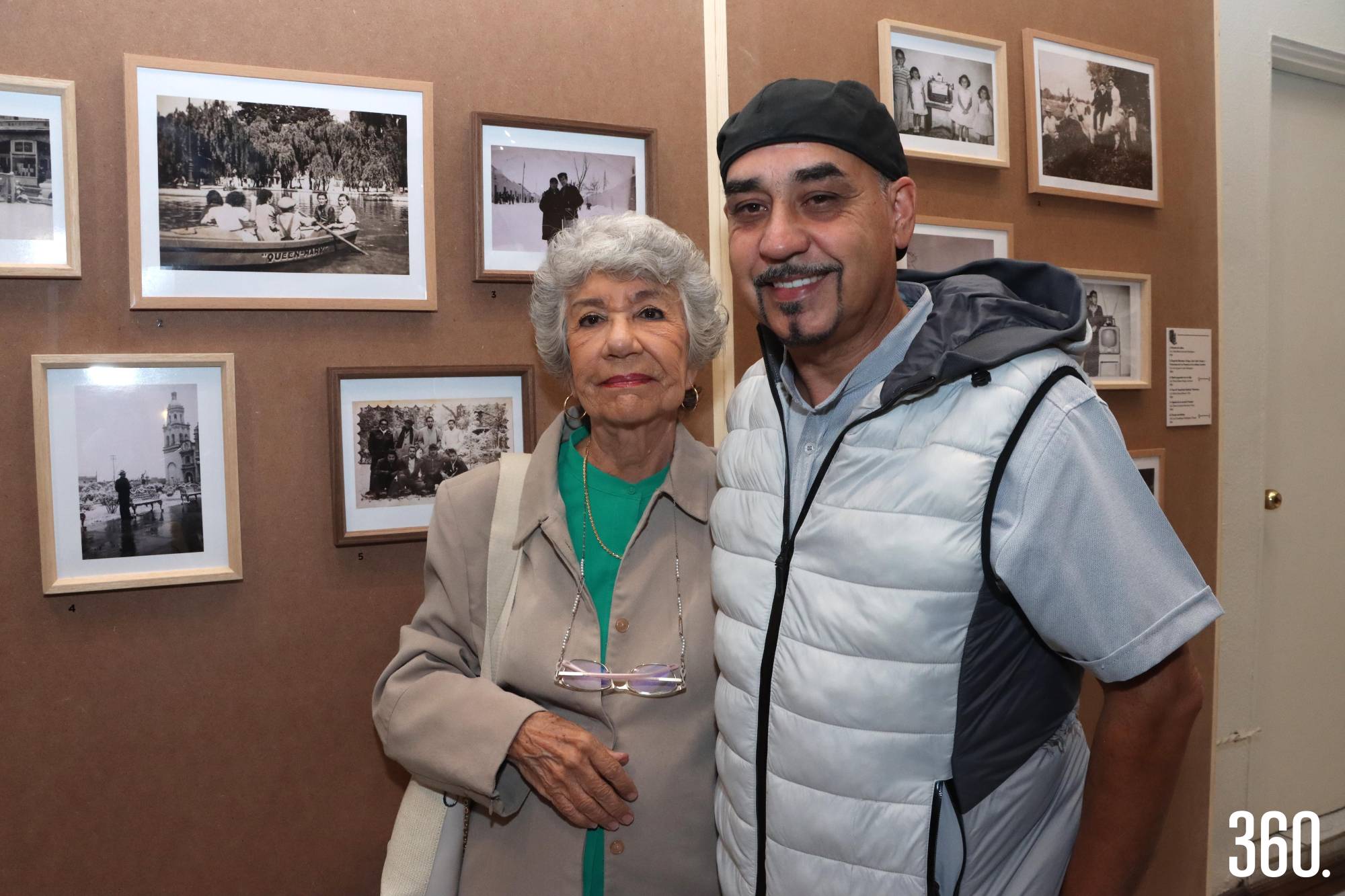 $!Norma y Homero Saucedo con su foto de la barca Queen Mary tomada en 1937 en el lago de la Alameda Zaragoza.