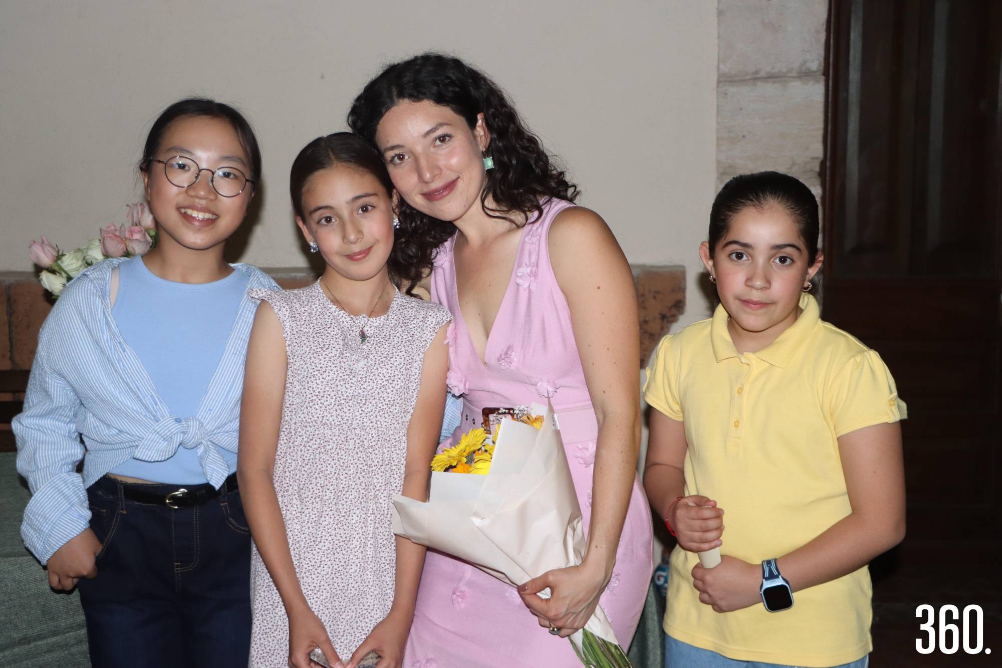 $!Adriana Solís, directora de la Academia de Arte Lily, con Julia Yoojoo Hwang, Victoria Grinberg y Carolina Acosta.