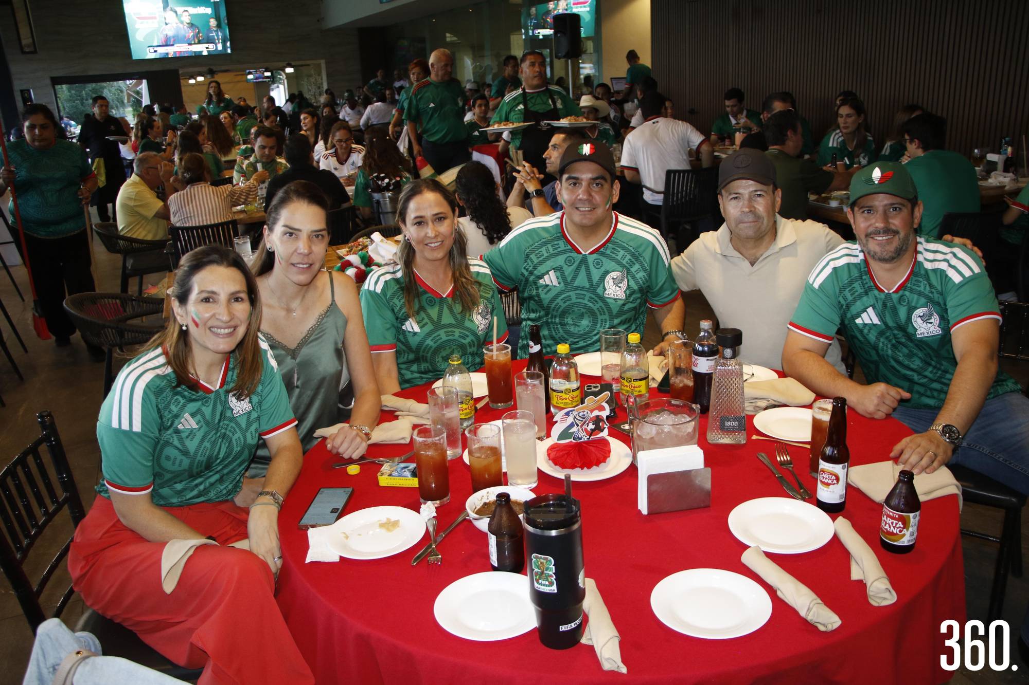$!Paty Elizondo, Bety Pérez, Bary Valdés, David Quijano, Ray Verduzco y Leo Campo.