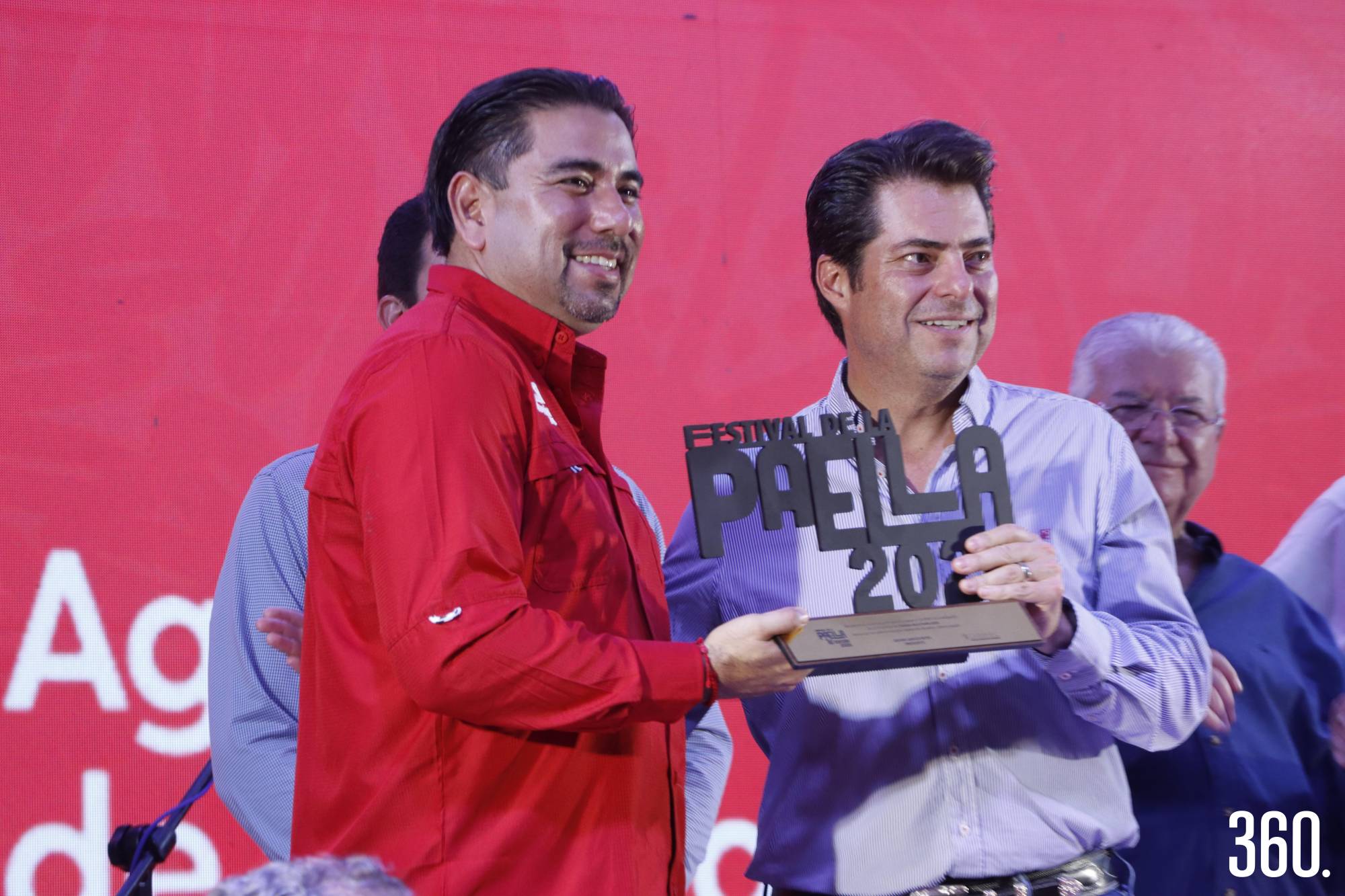 $!Isidoro García entregó un reconocimiento institucional al Gobierno del Estado de Coahuila, recibido por Enrique Martínez, en representación del gobernador Manolo Jimenezz.
