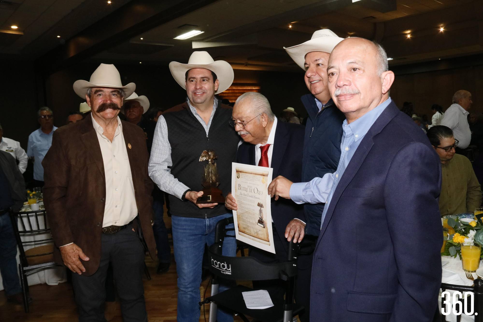 $!Javier Díaz alcalde de Saltillo entregó el reconocimiento a Oscar Pimentel Alvarado por su labor en el ámbito agronómico nacional.