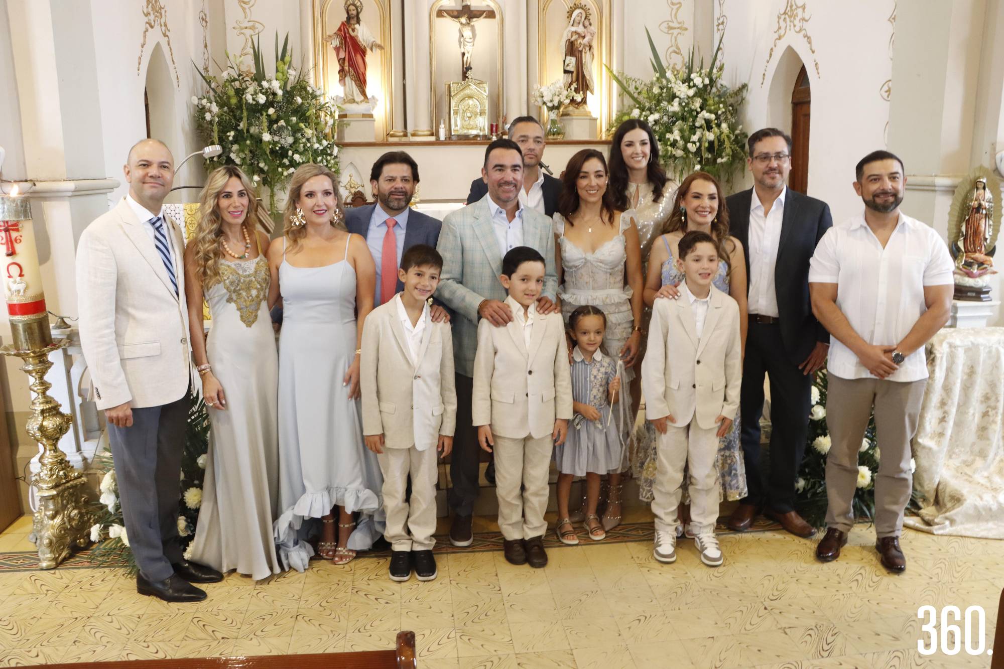 $!Nicolás, Daniel y Rafael con sus padres, padrinos y madrinas.