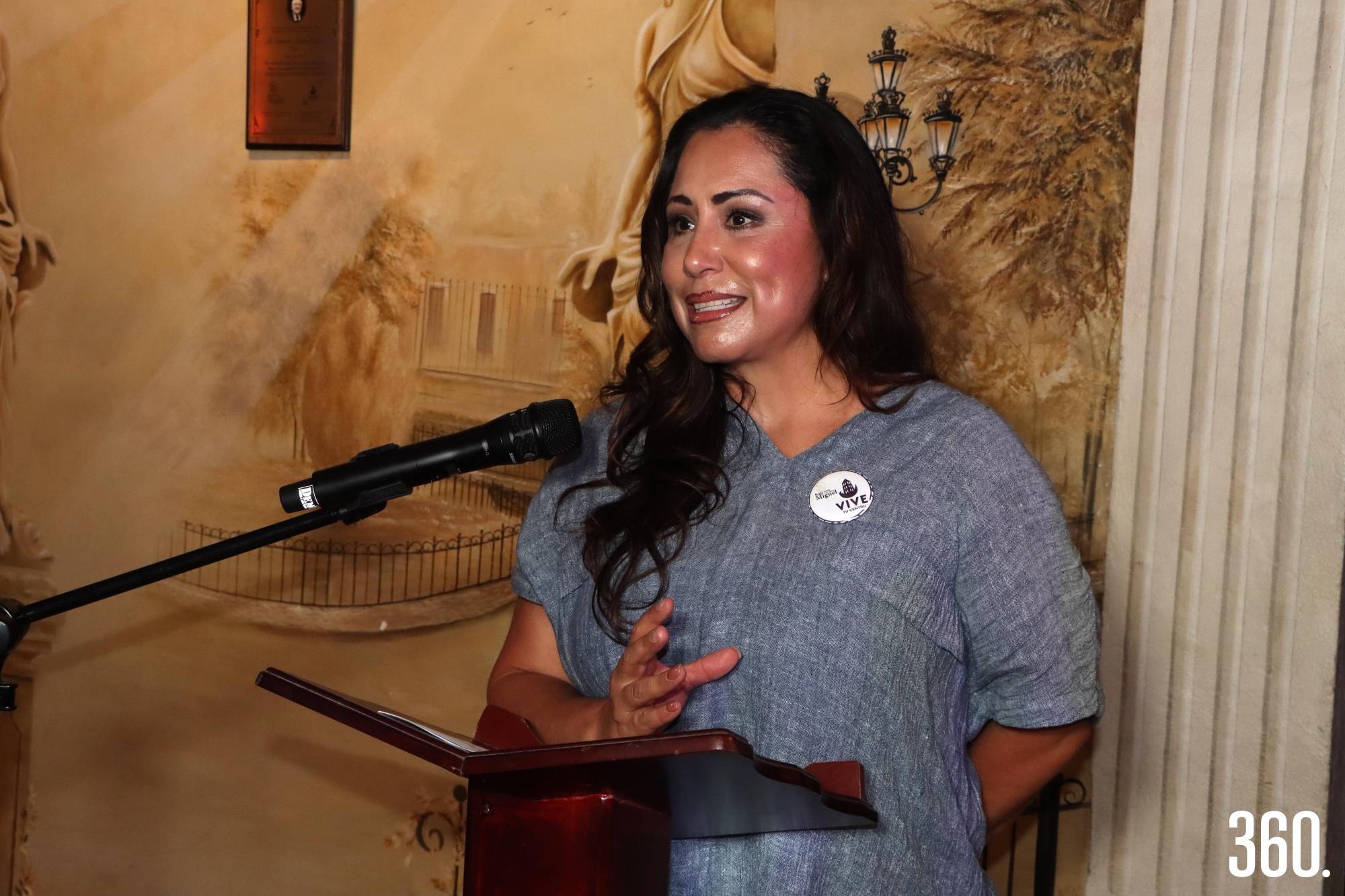 $!26 de juniol del 2025 Revista 360._munizfra_4ta Vive tu Centro HCSM Cuarta Cena Maridaje del proyecto “Vive tu Centro”, en el Hotel Colonial San Miguel en donde se homenajeo al cronista de la ciudad Armando Fuentes Aguirre “Catón”. Con gran éxito se realizo la cuarta cena maridaje del programa “Vive tu Centro”, en el restaurante del Hotel Colonial San Miguel, en donde los 90 asistentes disfrutaron de una deliciosa cena maridada con los vinos de la vinícola D´Guadiana, el jueves 16 de junio por la noche. El evento inicio con una callejoneada en donde la Estudiantina “La Tuna”, de la Universidad Autonóma de Coahuila acompaño al grupo subiendo la calle de General Cepeda hasta la casa en donde se ubica Radio Concierto en donde los asistentes fueron recibidos por Armando Fuentes Aguirre y su hija Luly Fuentes quién les dio un recorrido por la casona al termino del cual regresaron al hotel antes de llegar el cielo se ilumino con fuegos artificiales para darles la bienvenida. El cronista de la ciudad Armando Fuentes recibió un homenaje por parte del Hotel Colonial San Miguel quién le otorgo una placa de manos de David Valdés como saltillense distinguido misma que fue colocada en el muro de celebridades del citado lugar. La bebida de bienvenida la preparó Fernanda Arrillaga de Casa Sotol quién preparó un cóctel llamado Cotucha que lleva jugo de toronja, jugo de limón verde, sotol 100% puro, azúcar y agua mineral para refrescar. El menú de tres tiempos cuyos platillos llevan el nombre de personajes creados por “Catón”, fue el siguiente: Primer tiempo Carpaccio Rosibel laminitas de betabel, ralladura de jicama y limón amarillo con arúgula, queso feta y pepitas glaze balsámico maridado con el vino D´Guadiana Pinot Noir; el segundo tiempo Chile Relleno Don Nalgón es un chile relleno de dulce de carne bañado en salsa de queso de cabra y nuez maridado por el tinto D´Guaduiana Ensamble Cabernet Franc con Merlot y de postre a cargo de Love Cake llamado El tango de Babalucas Trufa de Chocolates, coronada con cereza negra del huerto de Manzanares y detalles en Hoja de Oro comestible, maridado con el tinto D´Guaduiana Ensamble Cabernet Franc con Merlot. La cena fue amenizada por un grupo que presentó un repertorio de tangos con una pareja que bailó al ritmo de la sensual música argentina para deleite de los asistentes. Vive tu Centro en su segunda edición tiene el objetivo de promover la gastronomía de restaurantes ubicados en el Centro Histórico combinando experiencias gastronómicas y culturales. TEXTO Y FOTOS: Francisco Muñiz. PIES DE FOTO_FOLDER_26_Jueves_4ta Vive tu Centro HCSM 100f aaa. Armando Fuentes Aguirre “Catón”, fue homenajeado por del Hotel Colonial San Miguel en el marco del proyecto “Vive tu Centro”. 101f aaa. El homenajeado Armando Fuentes Aguirre “Catón”, agradeció el homenaje. 102f aaa. Fernanda Arrillaga de Casa Sotol. 103f aaa. Lupita Mandujano de la Vitivinícola D´Guadiana que presentó los vinos D´Guadiana Pinot Noir y D´Guadiana Ensamble Cabernet Franc con Merlot para la cena maridaje. 104f aaa. Ana Lucía Paz y Armando Castilla Galindo. 105f aaa. Armando Fuentes Aguirre “Catón”, en la casa de Radio Concierto con los asistentes a la cuarta cena maridaje. 106f aaa. Armando y Luly Fuentes acompañados por David Valdés del Hotel Colonial San Miguel. 107f aaa. Magdalena Tafich de León retiro con su placa de reconocimiento. 108f. Los asistentes participaron en una callejoneada del Hotel Colonial San Miguel a la casa de Radio Concierto. 109f. Luly Aguirre guío a los comensales en el recorrido por las instalaciones de la casa en donde está Radio Concierto. 110f. Lupita Mandujano de la Vitivinícola D´Guadiana acompañada por la sommelier Dany Peña quién dirigió la cena maridaje con los vinos D´Guadiana Pinot Noir y D´Guadiana Ensamble Cabernet Franc con Merlot. 111f. Lety y César Rodarte saludan a Armando Fuentes Aguirre en Radio Concierto. 112f. Celia Berchalmann y Armando Fuentes Aguirre. 113f. Lidia Gutiérrez y Maribel Rodríguez. 114f. Lucía Berlanga y Verónica Rumayor. 115f. Georgina Garcés y Karina Pérez. 116f. César Borbolla y Anette Martínez. 117f. Yesica Rivera y Diego Serrano. 118f. Claudia Cuevas y Miguel Montañez. 119f. Rosy Martínez y Daniel Ochoa. 120f. Ivón Orozco y Lupita Mandujano. 121f. Gloria América y José María Hernández. 122f. Eduardo Nakasima y Blanca Valdés. 123f. Roció Arizpe, Juan José Yáñez, Sergio Castillo e Isela Farías. 124f. Jorge Garza, Gloria Luz González y Lucía de la Rosa. 125f. David Valdés del Hotel Colonial San Miguel dio la bienvenida a los participantes de la cuarta cena maridaje de Vive tu Centro. 126f. Enrique Leal y Alejandra Ríos. 127f. Mayela Gaona y Aarón Puente. 128f. Vicky y Enrique Camacho acompañados por Alma Valdéz y Elizabeth García. 129f. Héctor Rico y Edith Benítez. 130f. Humberto Calderón y Martha Aguirre. 131f. Mayela Cesatti y Héctor Rivera. 132f. Laura Daniel y Marcelo López. 133f. Sonia Herrera, Claudia Ferriño y Claudia Garza. 134f. Francisco e Ivonne Orozco acompañados por Fernanda Arrillaga. 135f. Armando Castilla Galindo. 136f aaa. Luly y Armando Fuentes. 137f. David Valdés y Lupita Mandujano. 138f. Armando Fuentes recibe una réplica de su reconocimiento de manos de Humberto Ruiz. 139f. Celia Berchelmann y Armando Castilla Galindo. 140f. Bailarines de Tango mostraron sus mejores pasos. 141f. Ricardo Carrum, Ana Benavides y la sommelier Dany Peña. 142f. Lupita Cerda Pérez y Celia Berchelmann. 143f. Francisco e Ivonne Orozco. 144f a. High Ligths.