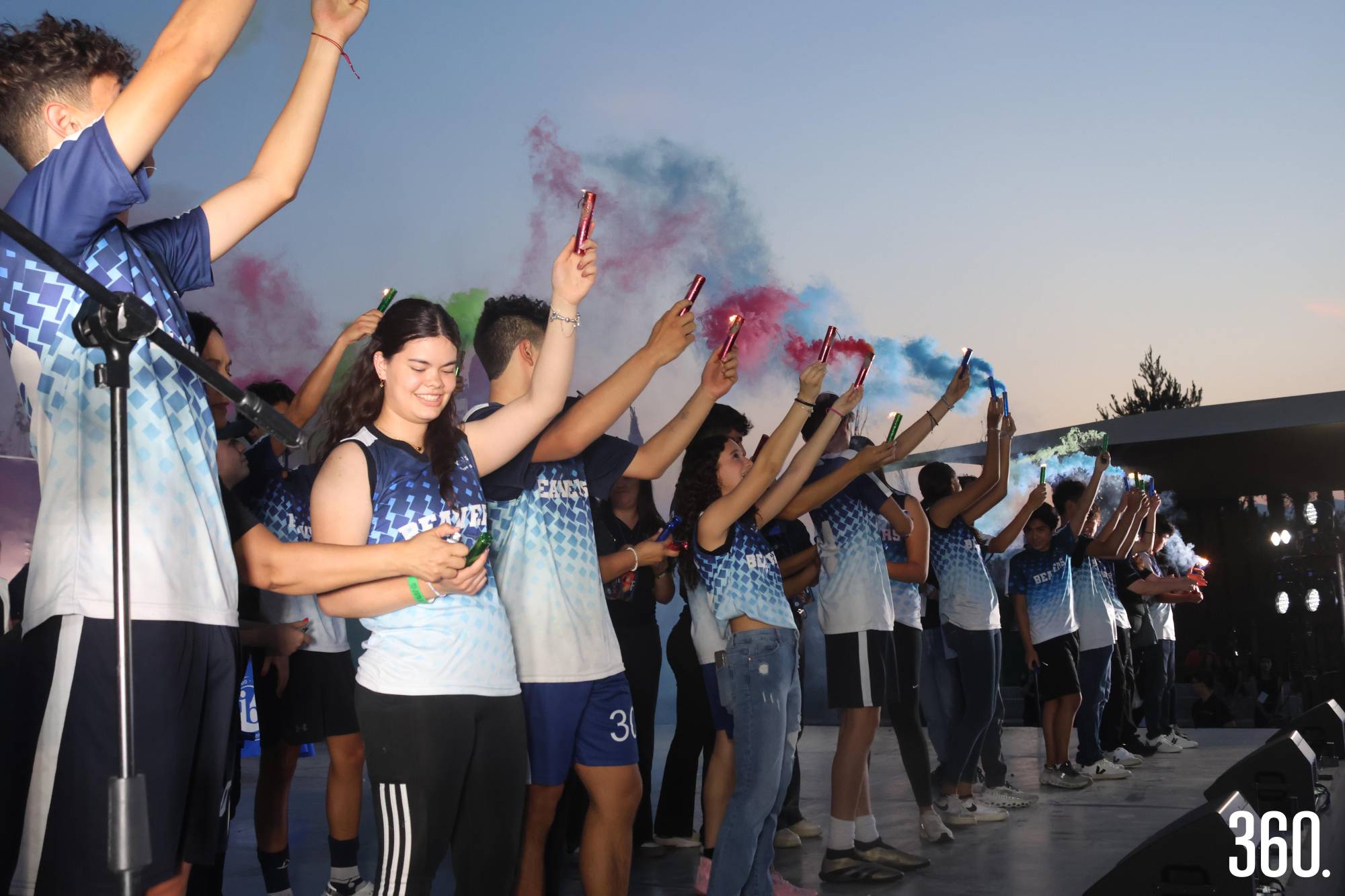 $!Los alumnos encendieron bengalas de humo durante la inauguración.