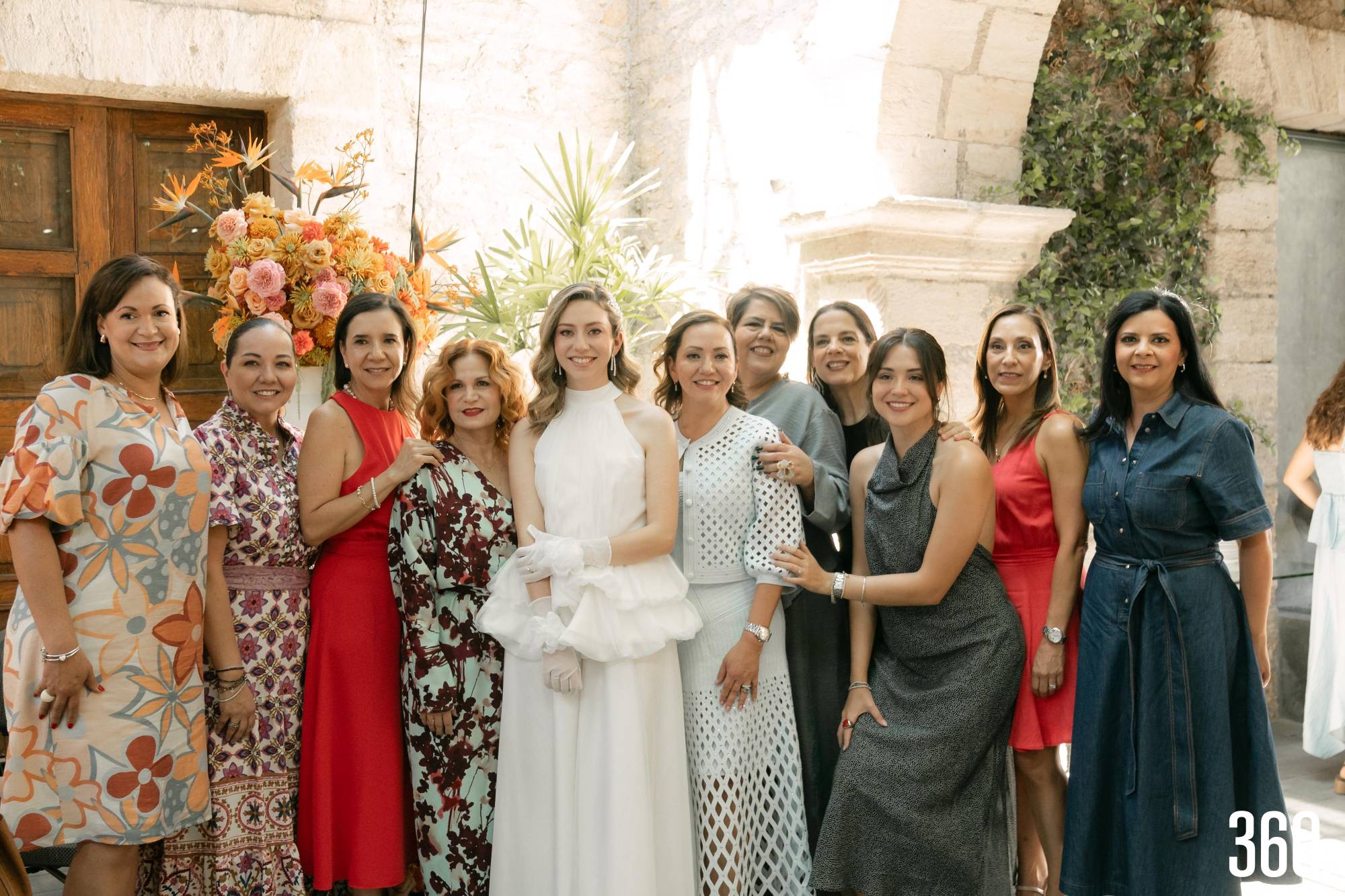 $!La festejada en compañía de sus invitadas.