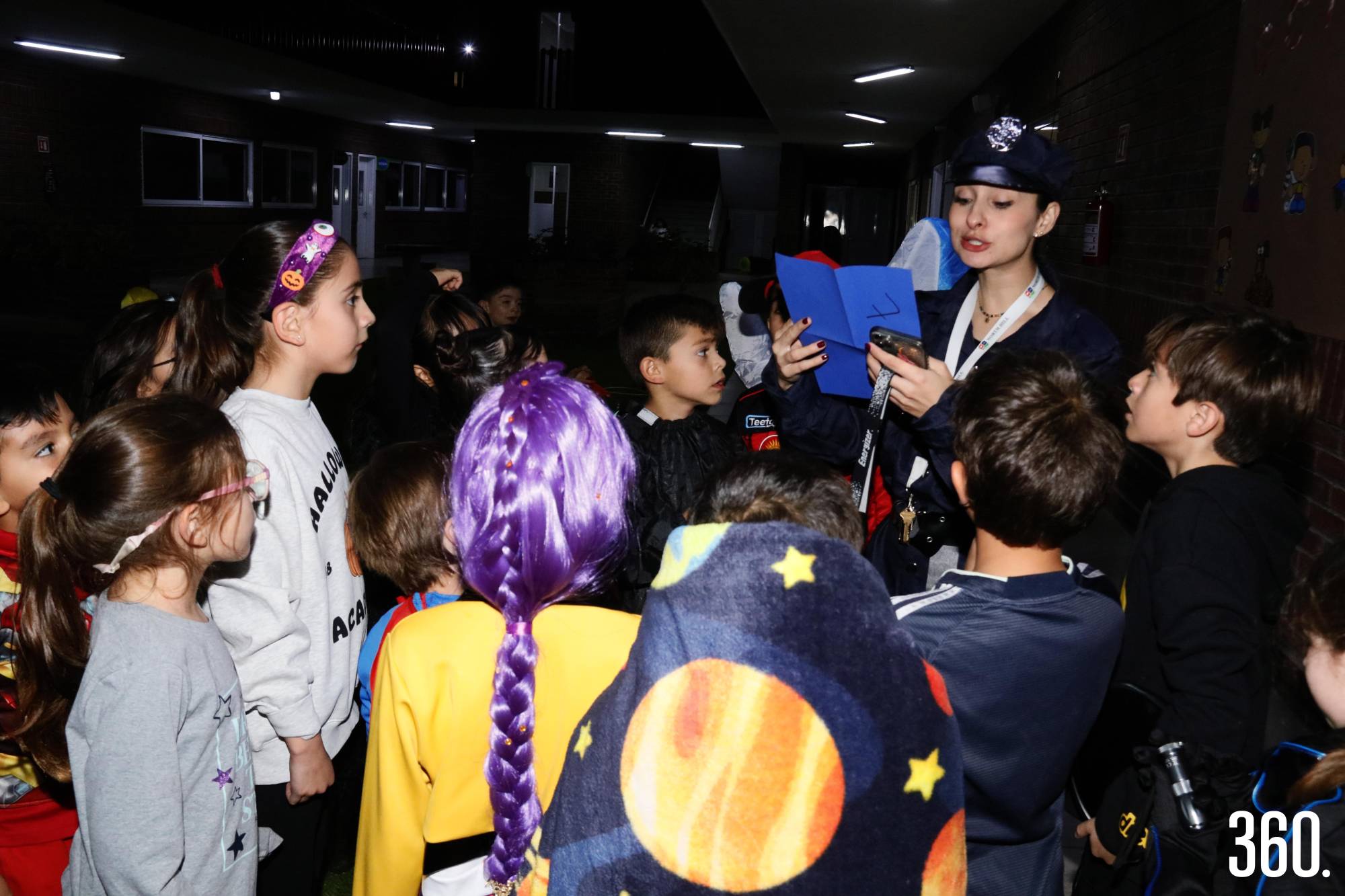 $!La maestra Estefanía García da las pistas a los alumnos al final de su estación.