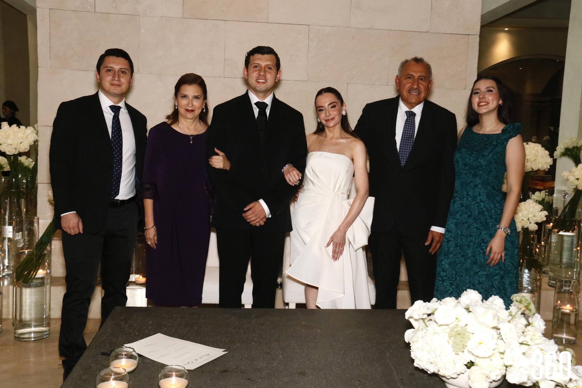 $!La pareja con la familia del novio.