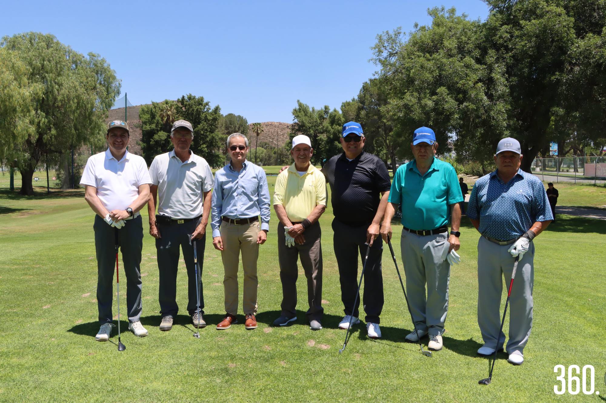 $!Jorge Chávez, Mario López, Luis Arizpe Jiménez, Roberto Rodríguez organizador del torneo, Roberto Sandoval, José de las Fuentes y Tony Vázquez integraron el grupo de honor del Tequila Open “Caritas 2025”.