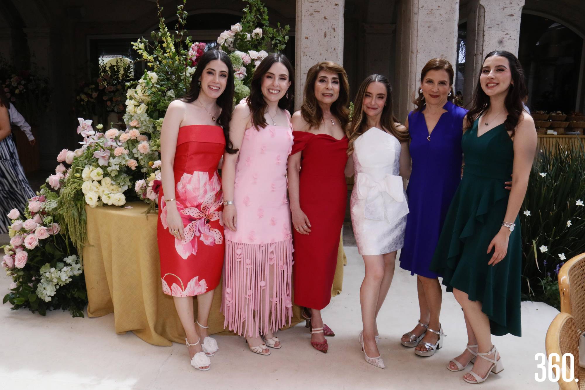 $!Marcela con sus hermanas Sofía y María Elena Arizpe, su mamá María Elena Saldívar, Maritza Rentería, madre del novio y su cuñada, Ana Valdez Rentería.
