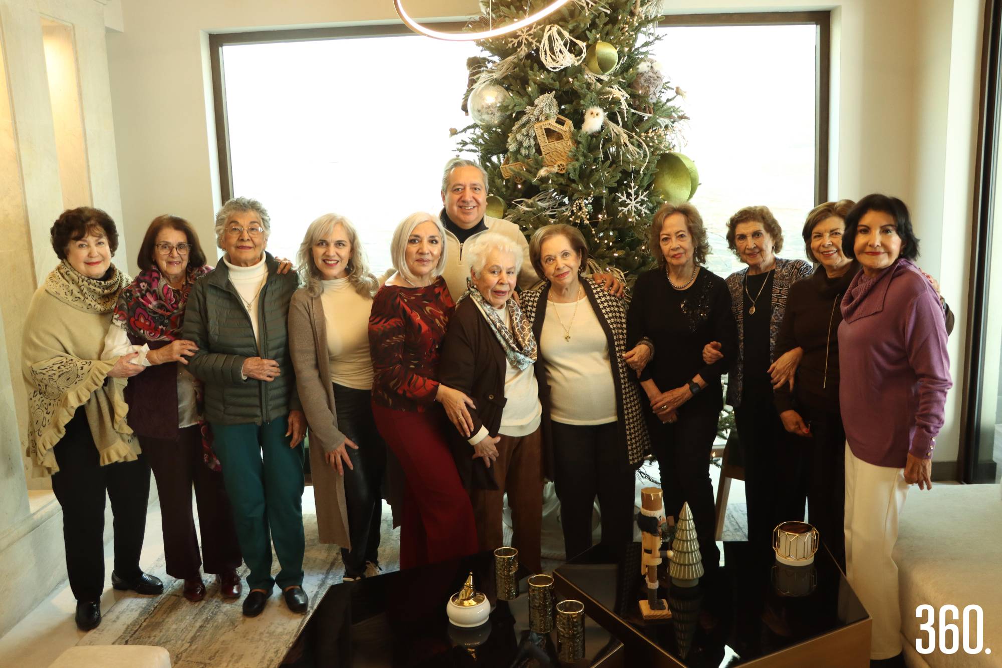 $!La cumpleañera con sus amigas e hijos.