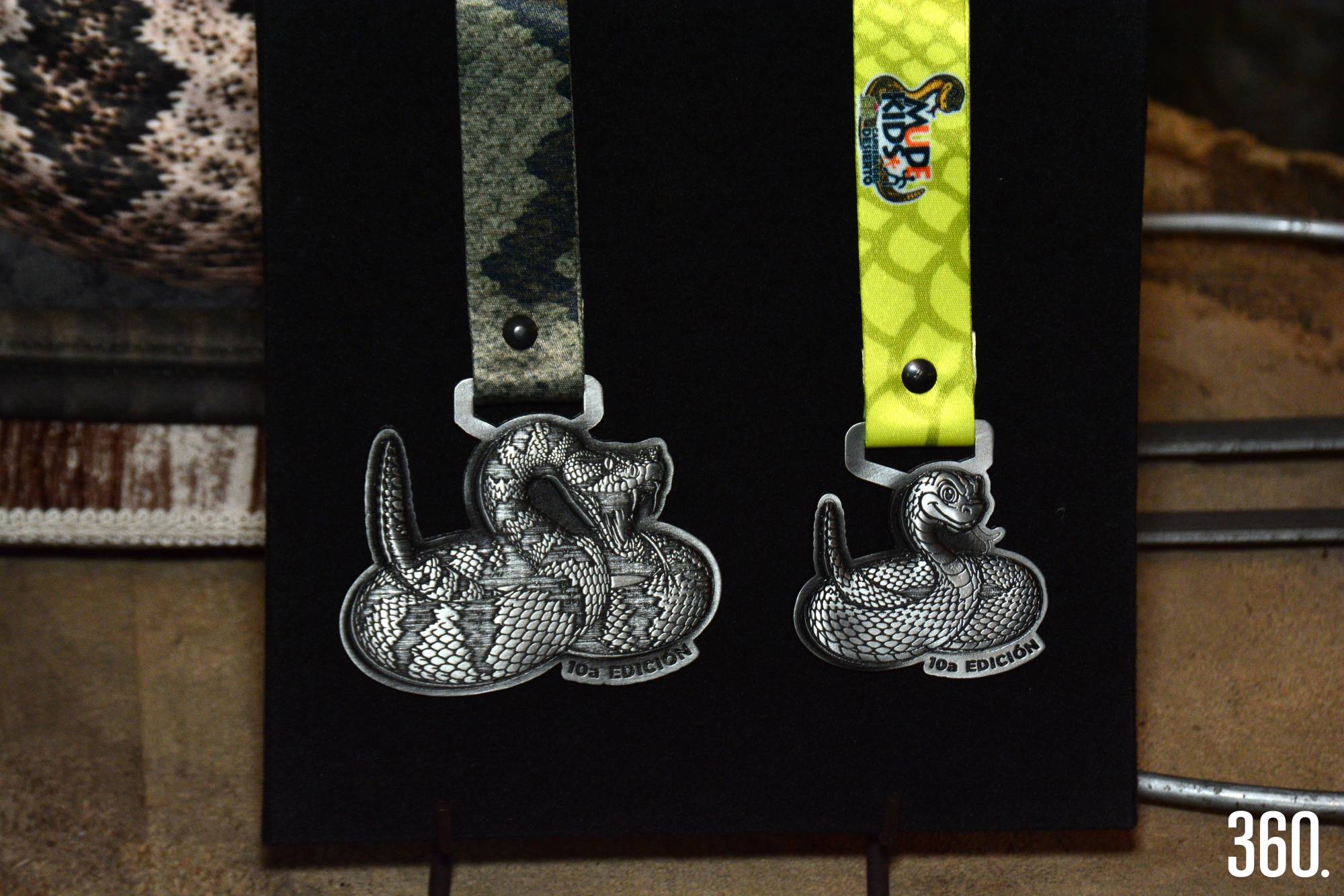$!Medallas de la Cascabel de las Rocas que se entregarán a los niños y adultos participantes en la carrera.