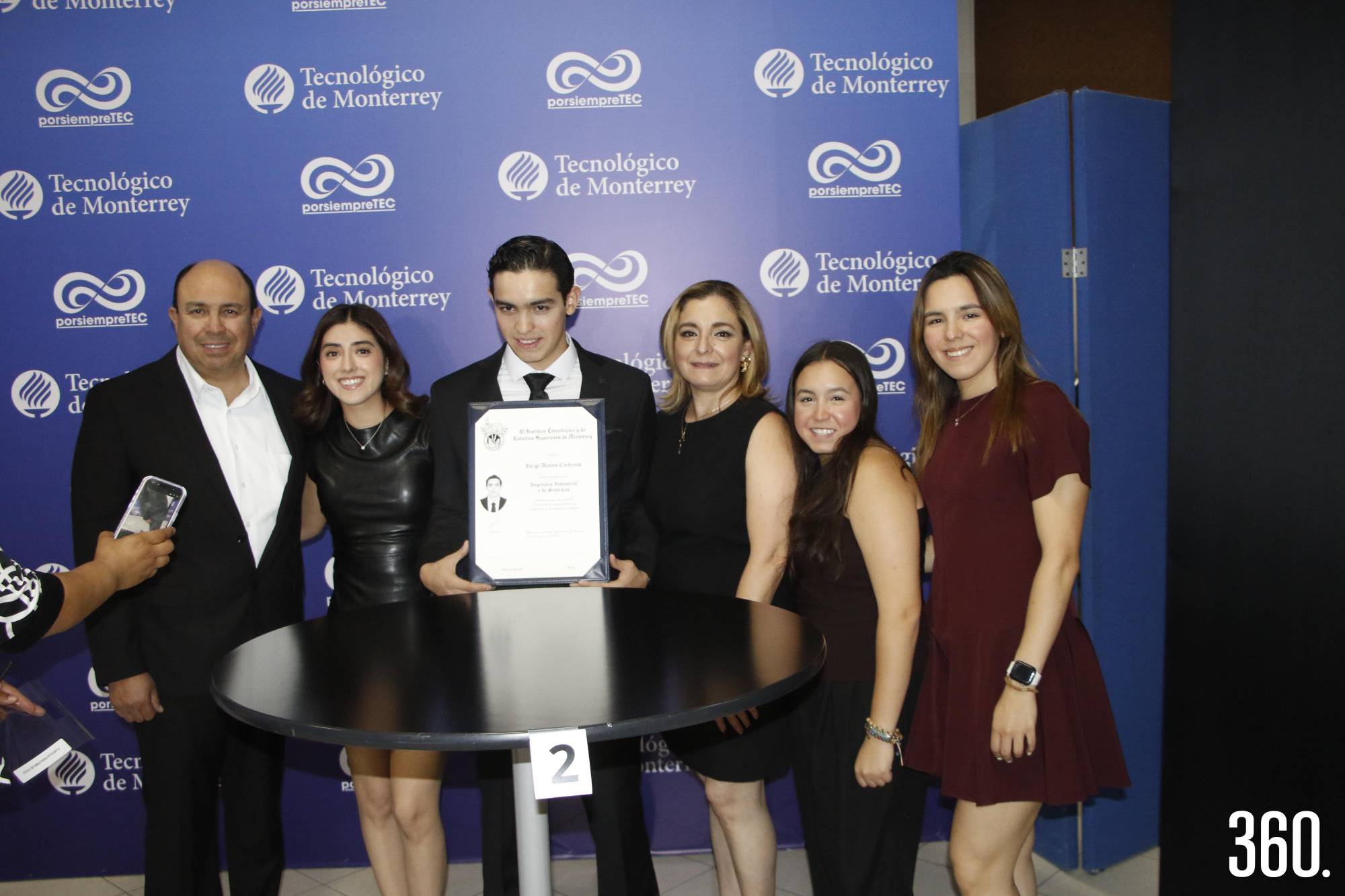 $!Jorge Ávalos con su familia.