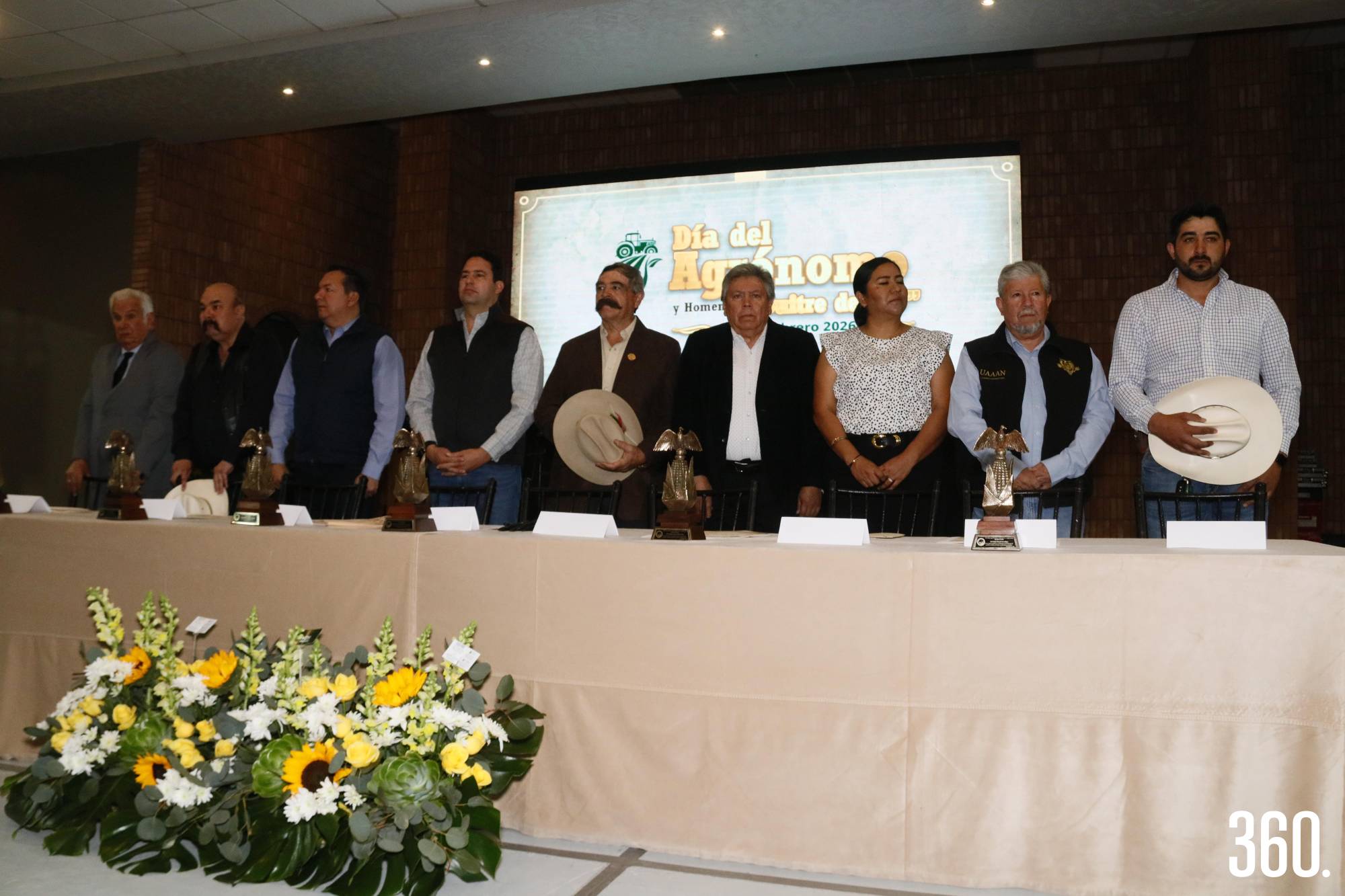 $!Javier Díaz alcalde de Saltillo, Antonio Aguirre Sifuentes Presidente del Consejo Agropecuario y Ambiental de Coahuila A.C.; y Alberto Flores Olivas rector de la UAAAN e invitados especiales presidieron la celebración.