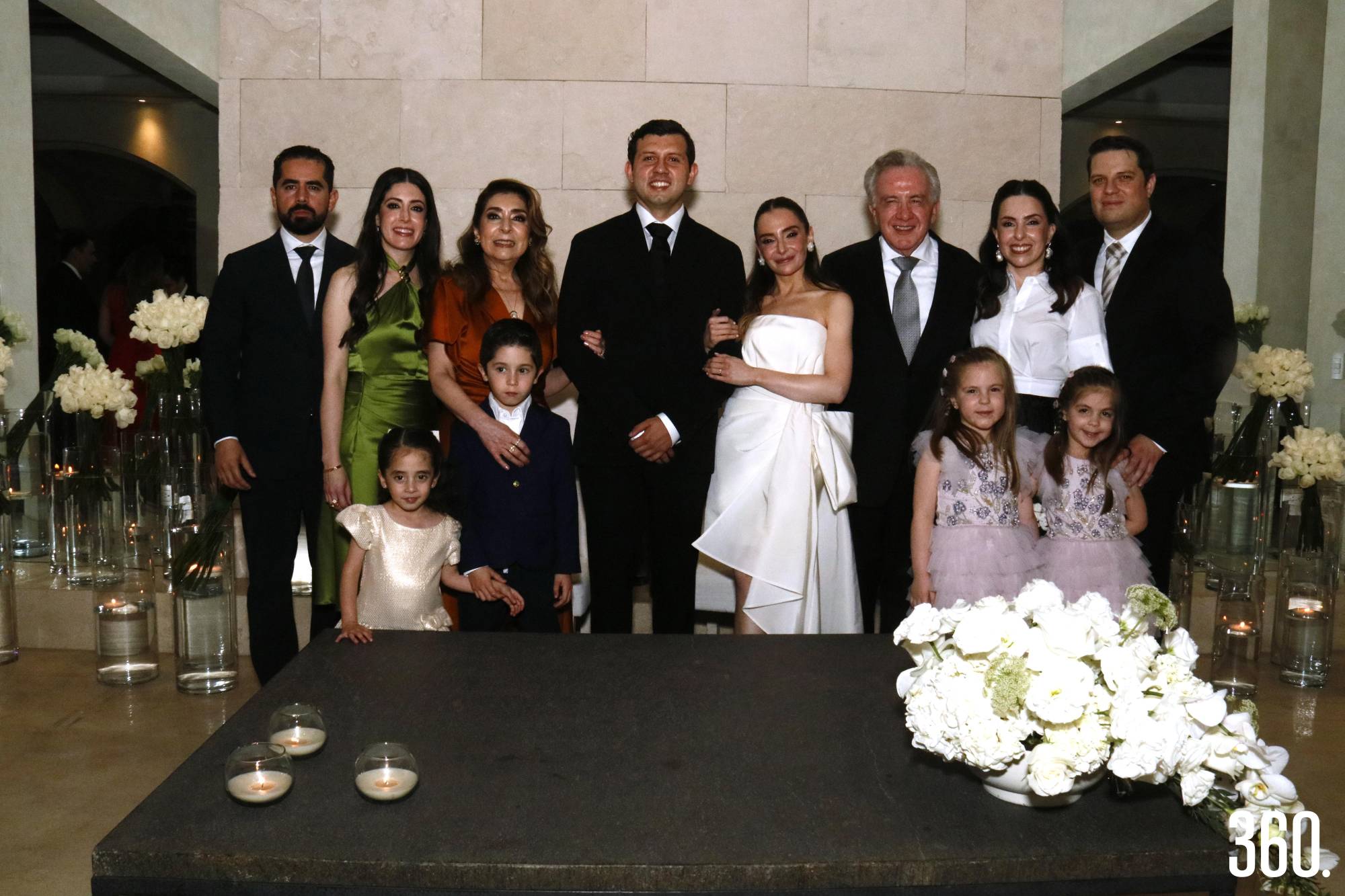 $!Marcela y José Efrén acompañados por la familia de la novia.