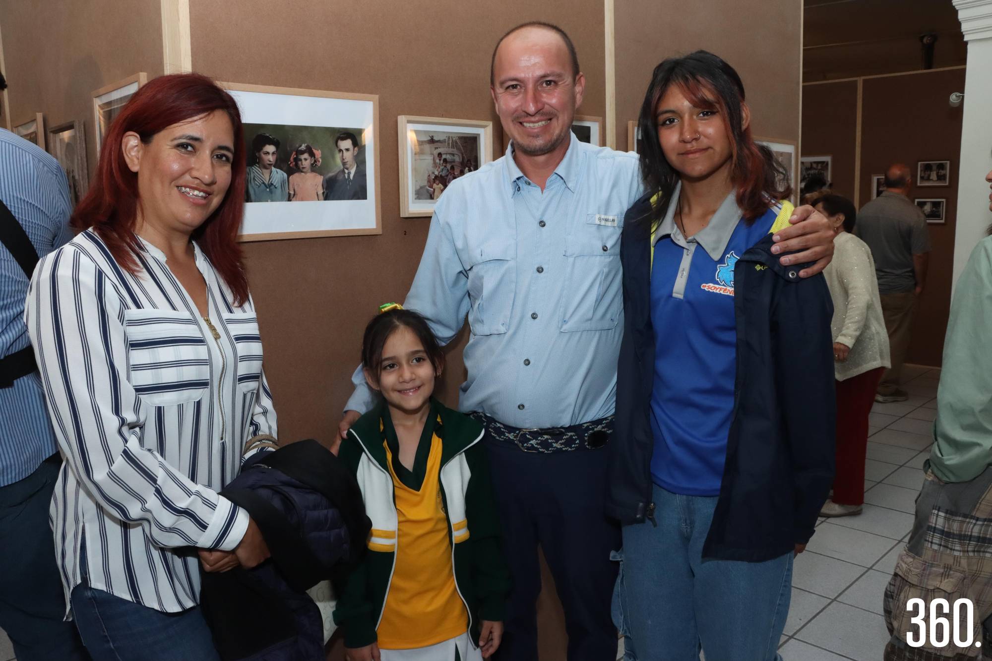 $!Integrantes de la familia López Berlanga junto a la foto de sus ancestros Elvia Berlanga, María del Socorro López y Cayetano Berlanga.