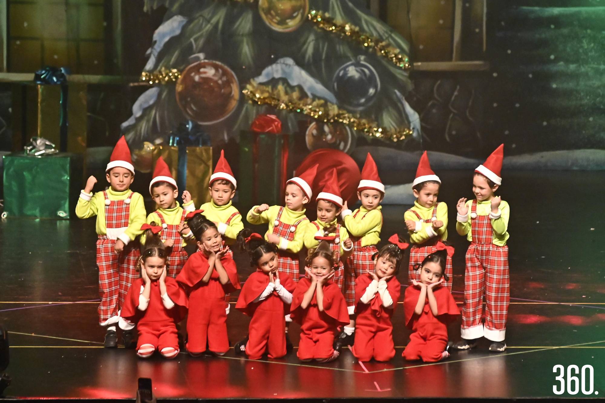 $!Los alumnos llenaron el escenario de alegría y espíritu navideño durante su presentación.