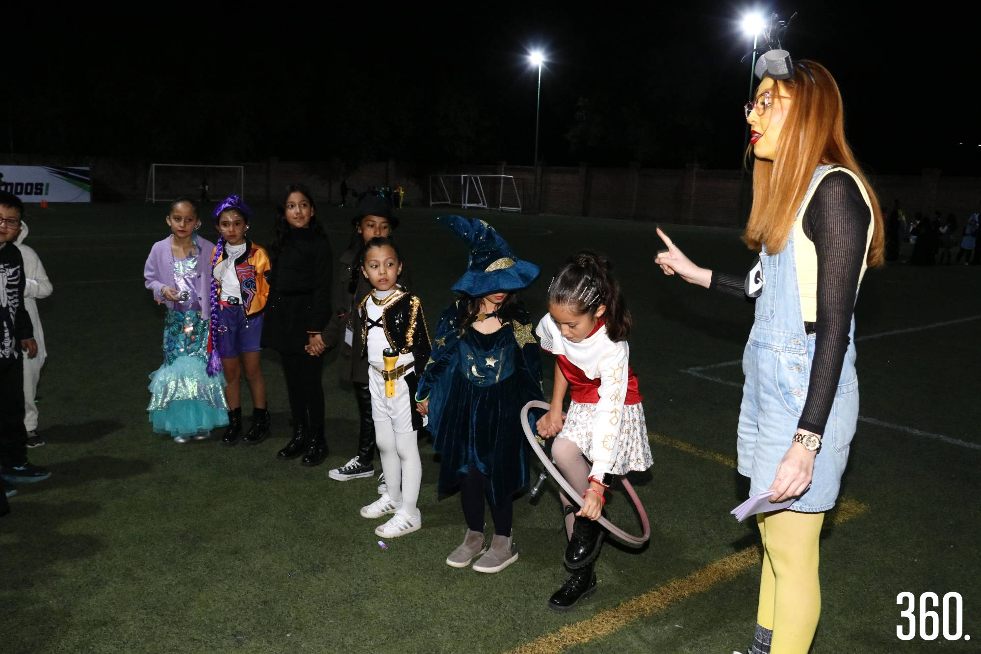 $!Michel Silva en la estación con los alumnos del tercer grado sección B.