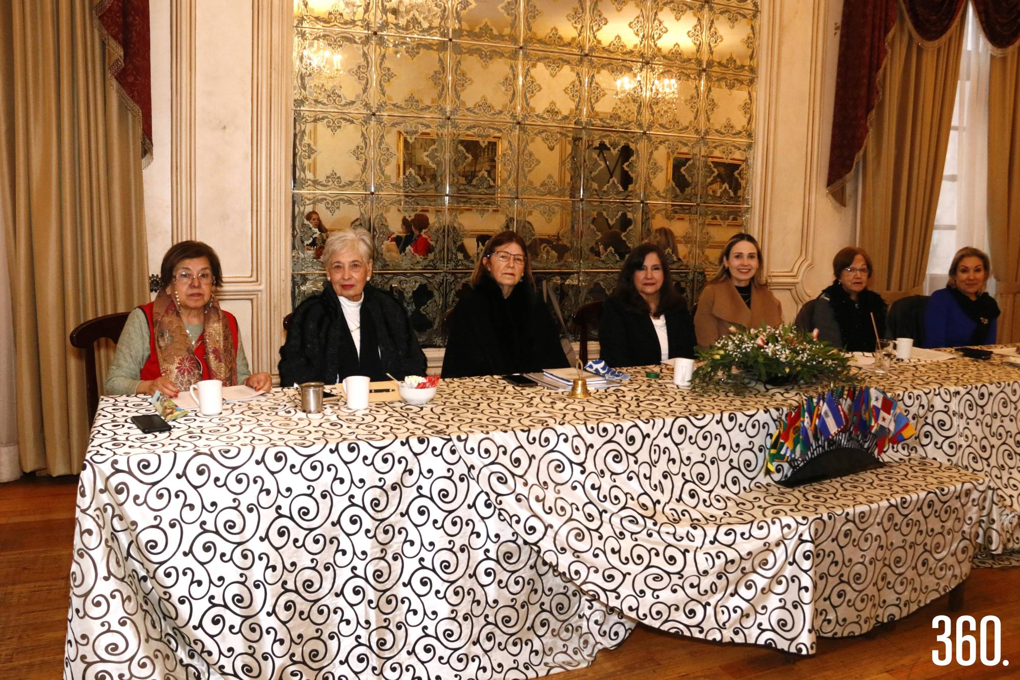 $!Elsa Valdés, Rosy Guajardo, Angélica Zertuche de Candelas, Dalia Rodríguez de Rodríguez directora de la Mesa Redonda Panamericana, Marcela Arizpe de Talamás, Maysi de Gómez y, Tere Rodríguez de Colunga.