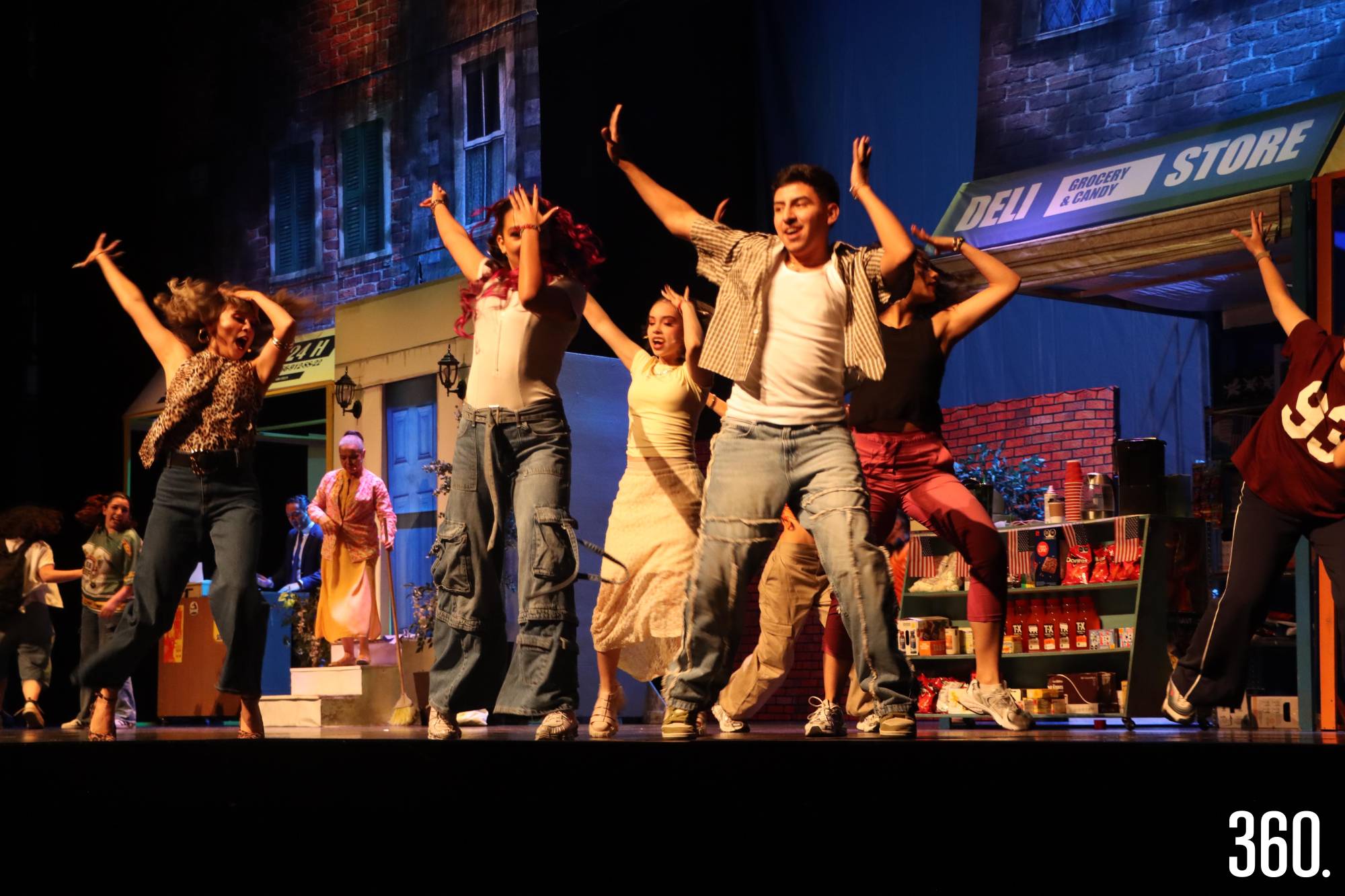 $!El elenco brilló en escena con talento y vibrantes coreografías.