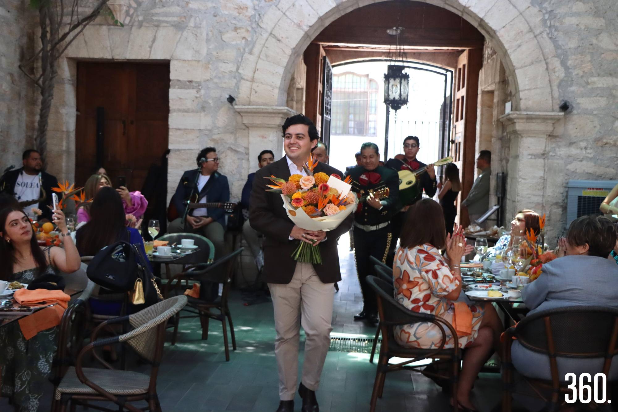 $!Jesús Palazuelos Barraza llegó acompañado por el Mariachi.