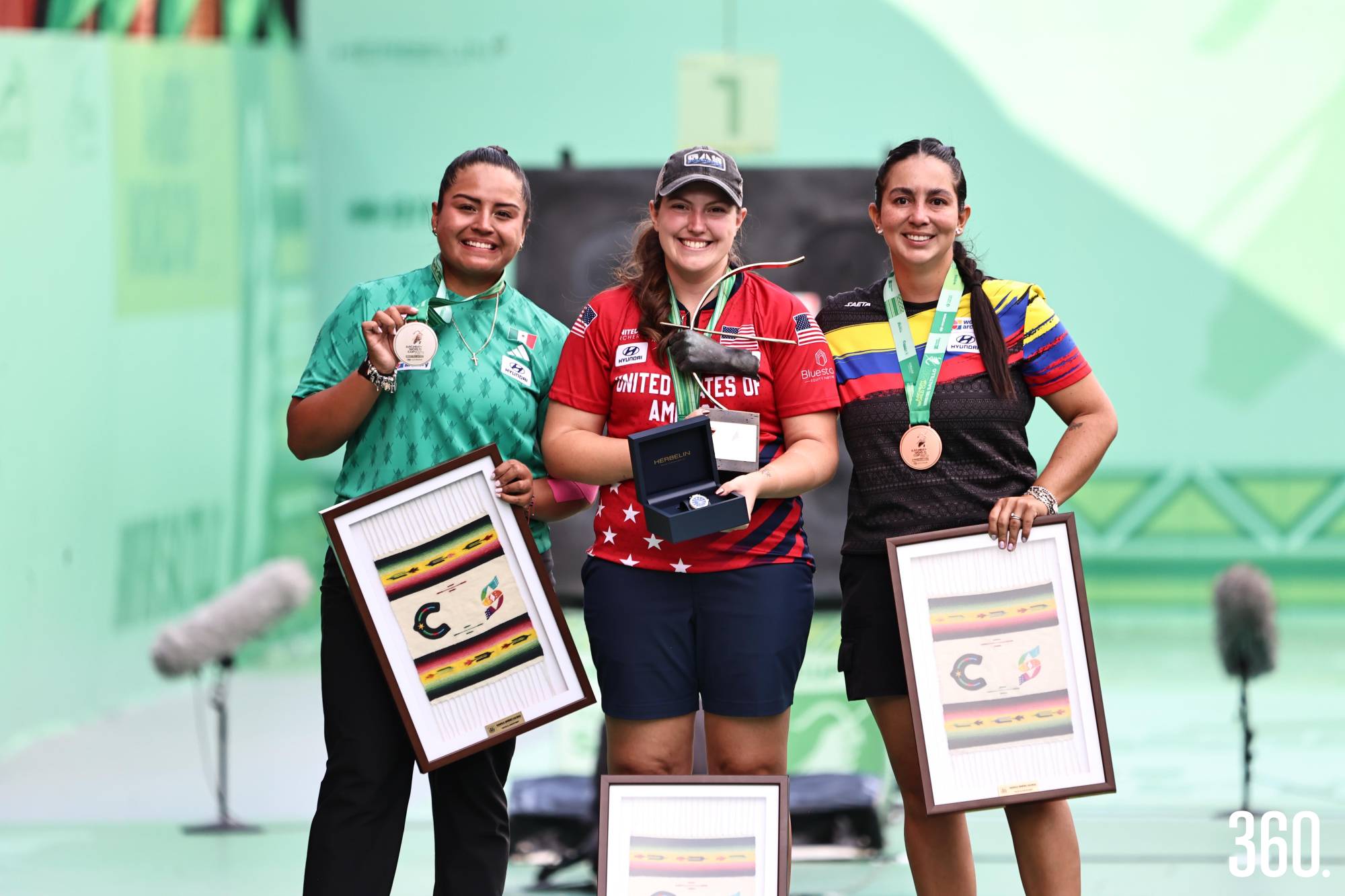 $!Dafne Quintero en el 2do lugar del podio; 1° Alexis Ruiz (EU) y 3° Sara López (Colombia).