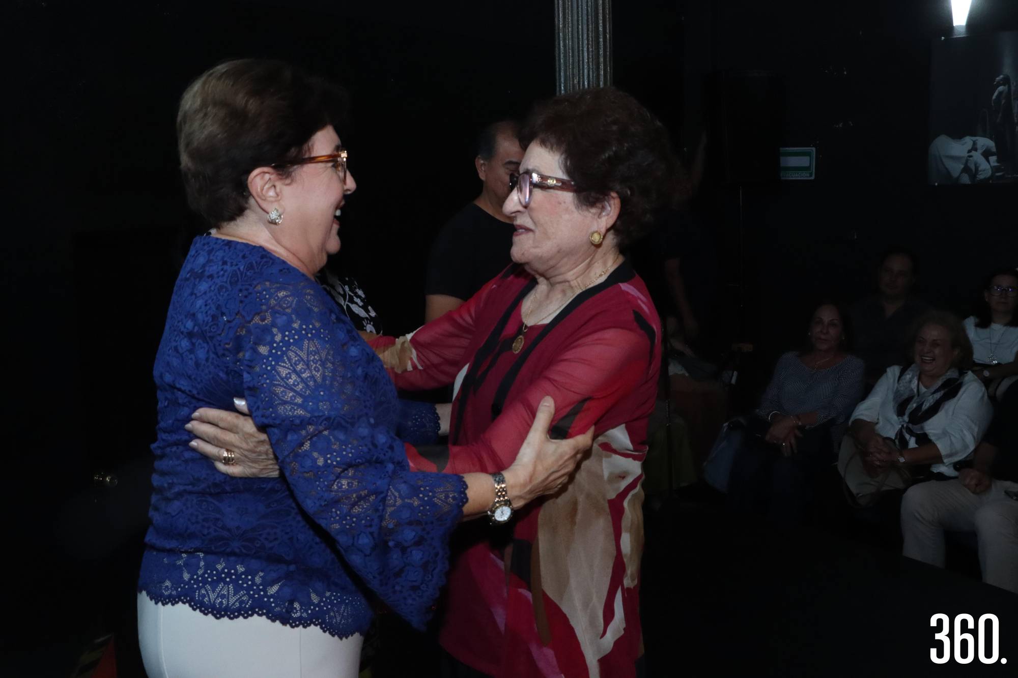 $!Diana Galindo felicitó a Dora Elia Cepeda ganadora de la mención honorífica por la Foto que nos hace viajar al pasado.