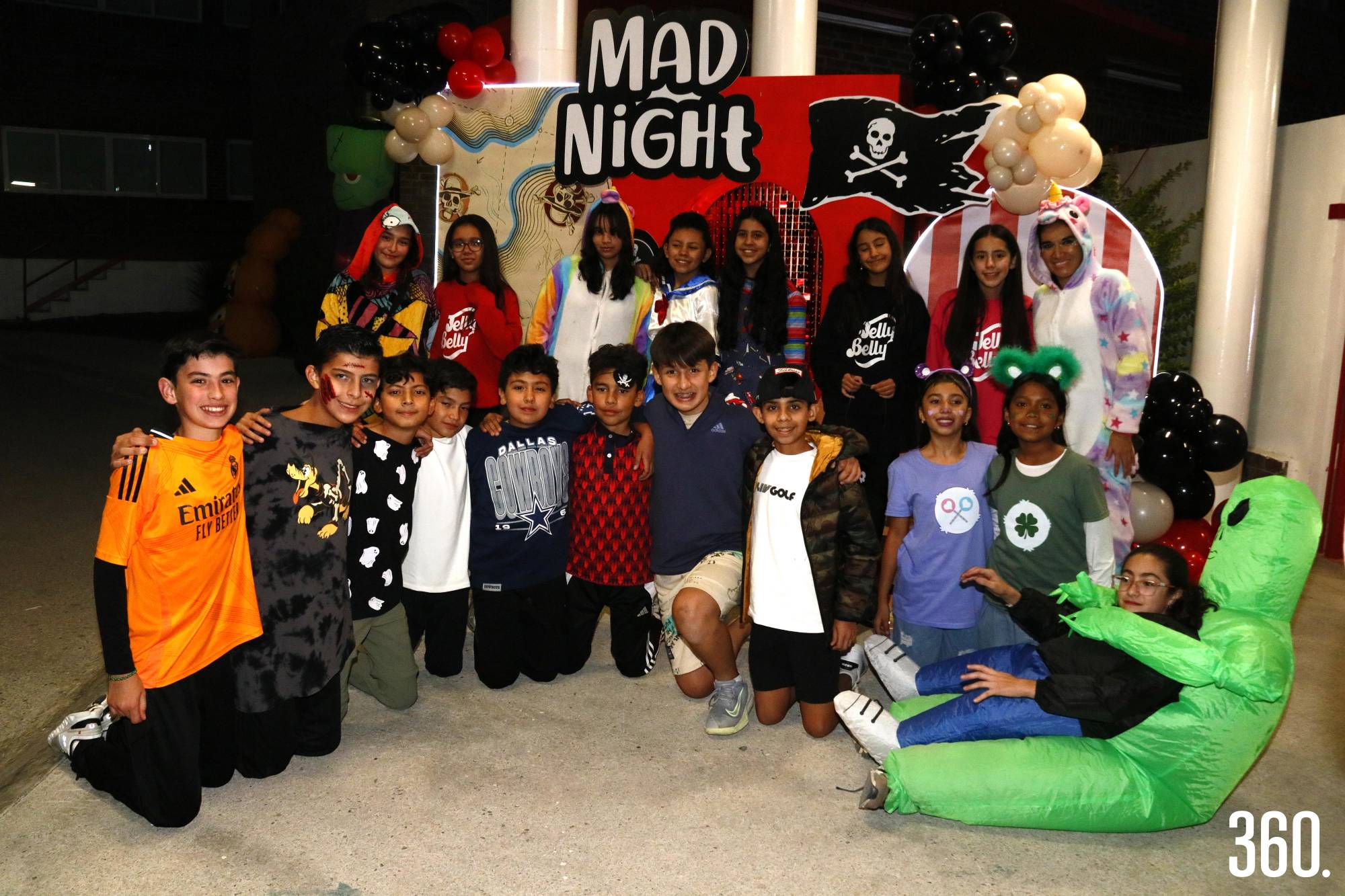 $!La maestra Fátima Muñoz con sus alumnos del sexto Grado sección A.