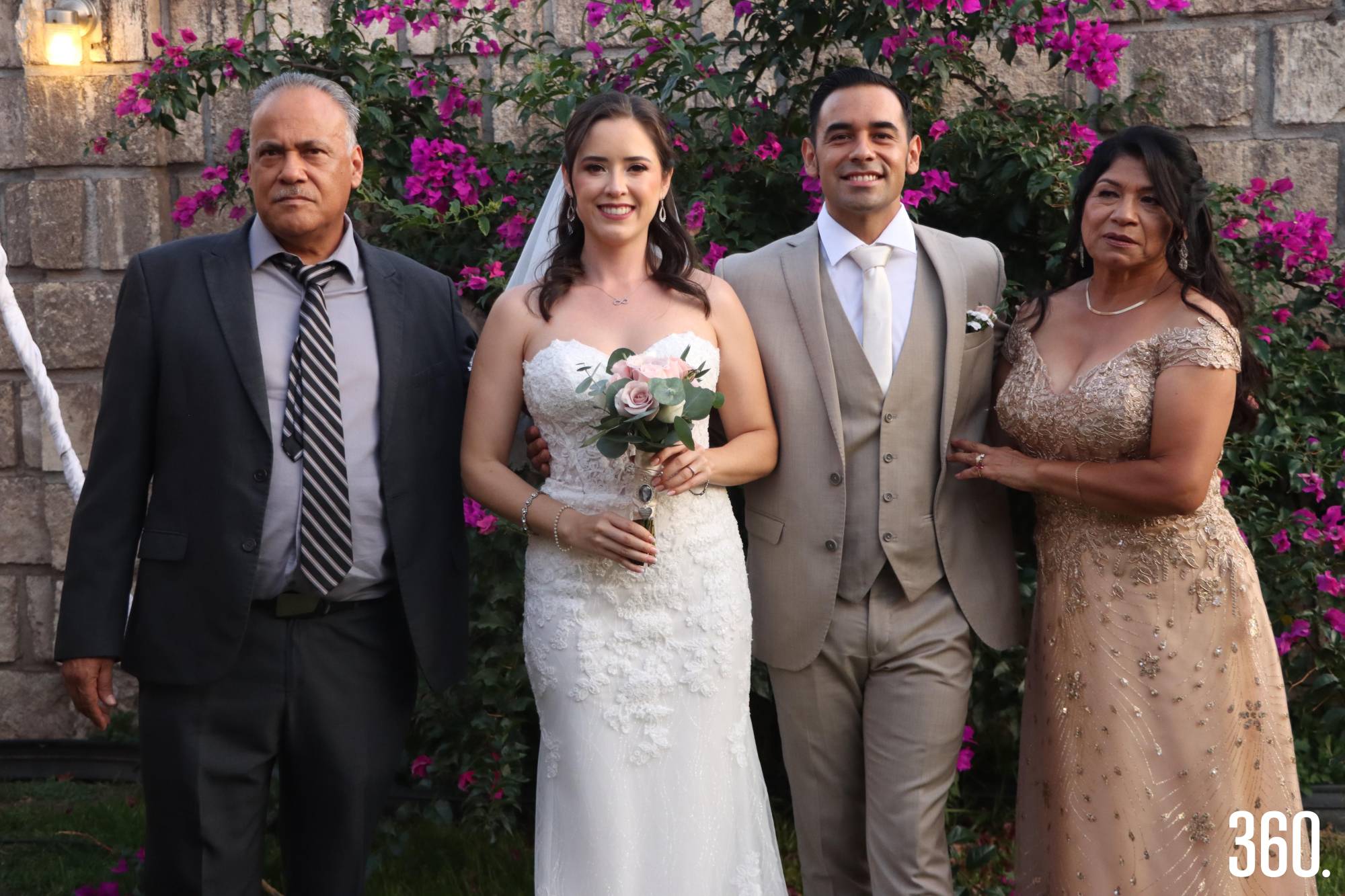 $!Los novios con Roberto Cepeda y Elizabeth Hilario, padres de Roberto.