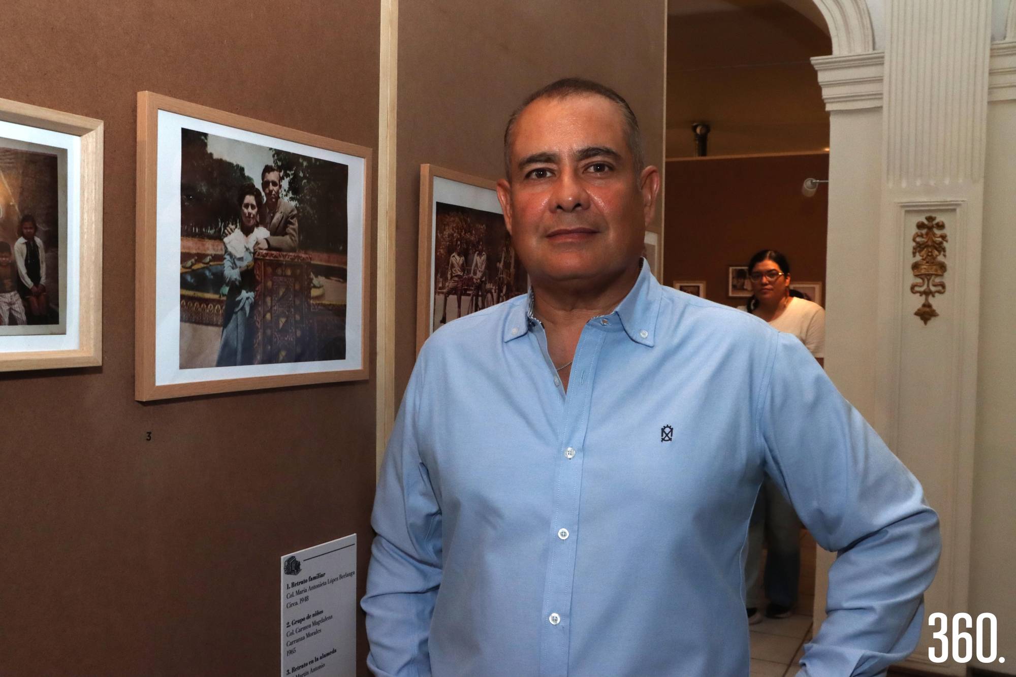 $!Antonio Morales junto a la foto de sus abuelitos Juanita del Bosque y Jesús Morales.