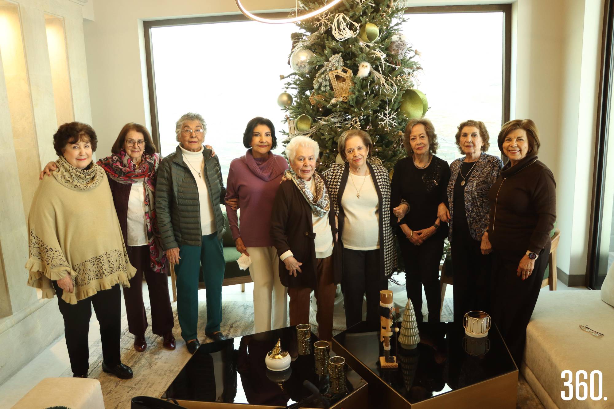 $!La festejada con sus amigas.