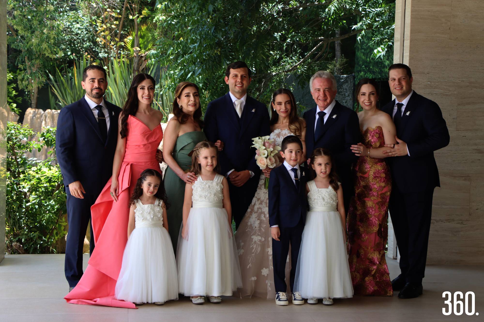 $!Los recién casados acompañados por la familia de la novia.