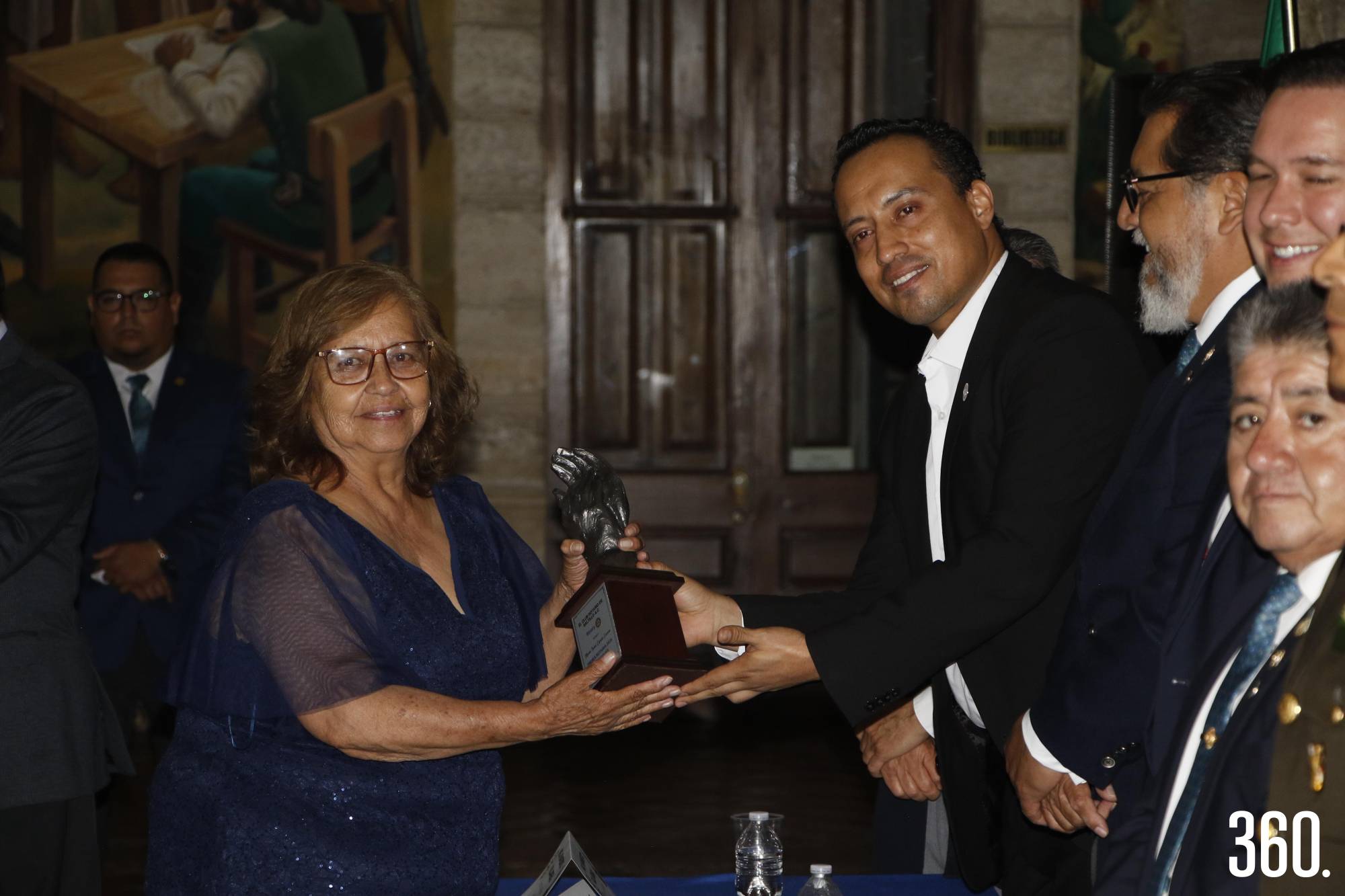 $!María Isabel Cepeda recibiendo su reconocimiento.