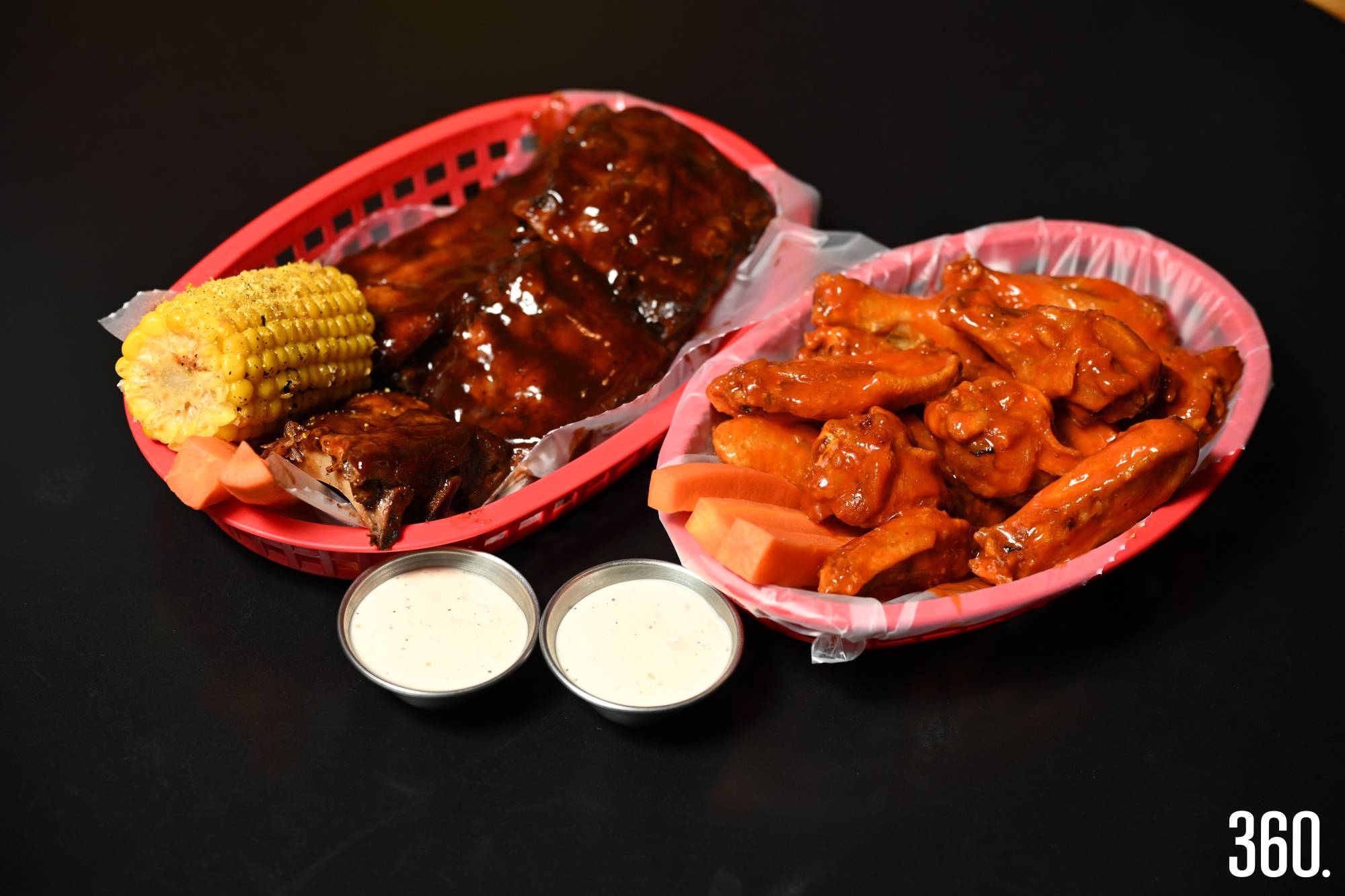 $!Las emblemáticas salsas y costillas de la marca fueron desarrolladas mediante un proceso especializado para garantizar consistencia y sabor.