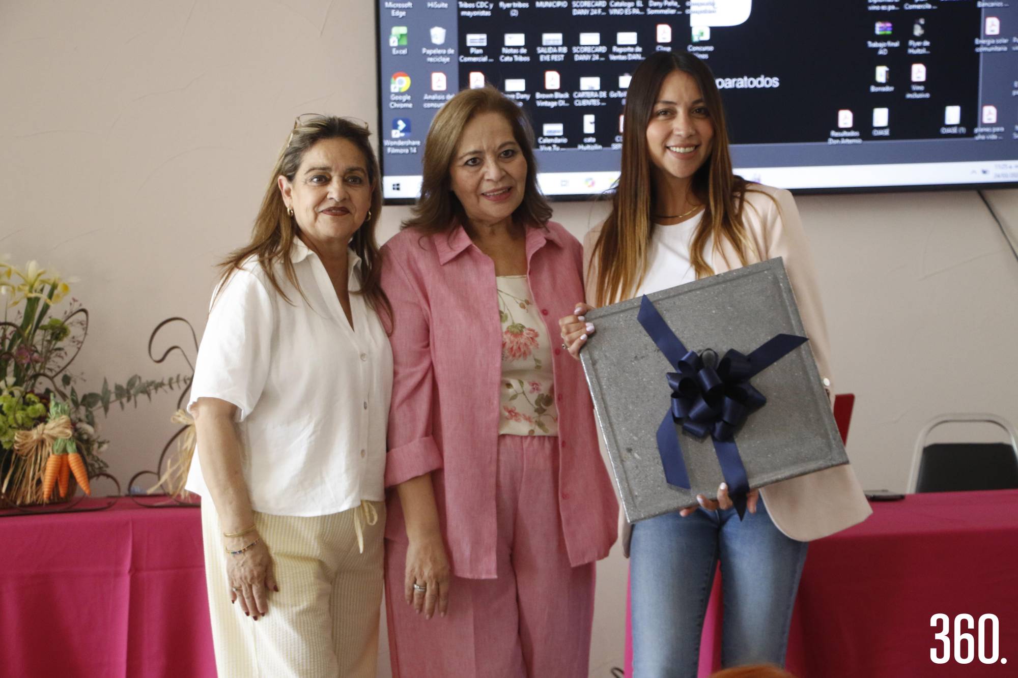 $!Se le entregó un regalo a Daniela por su exposición.