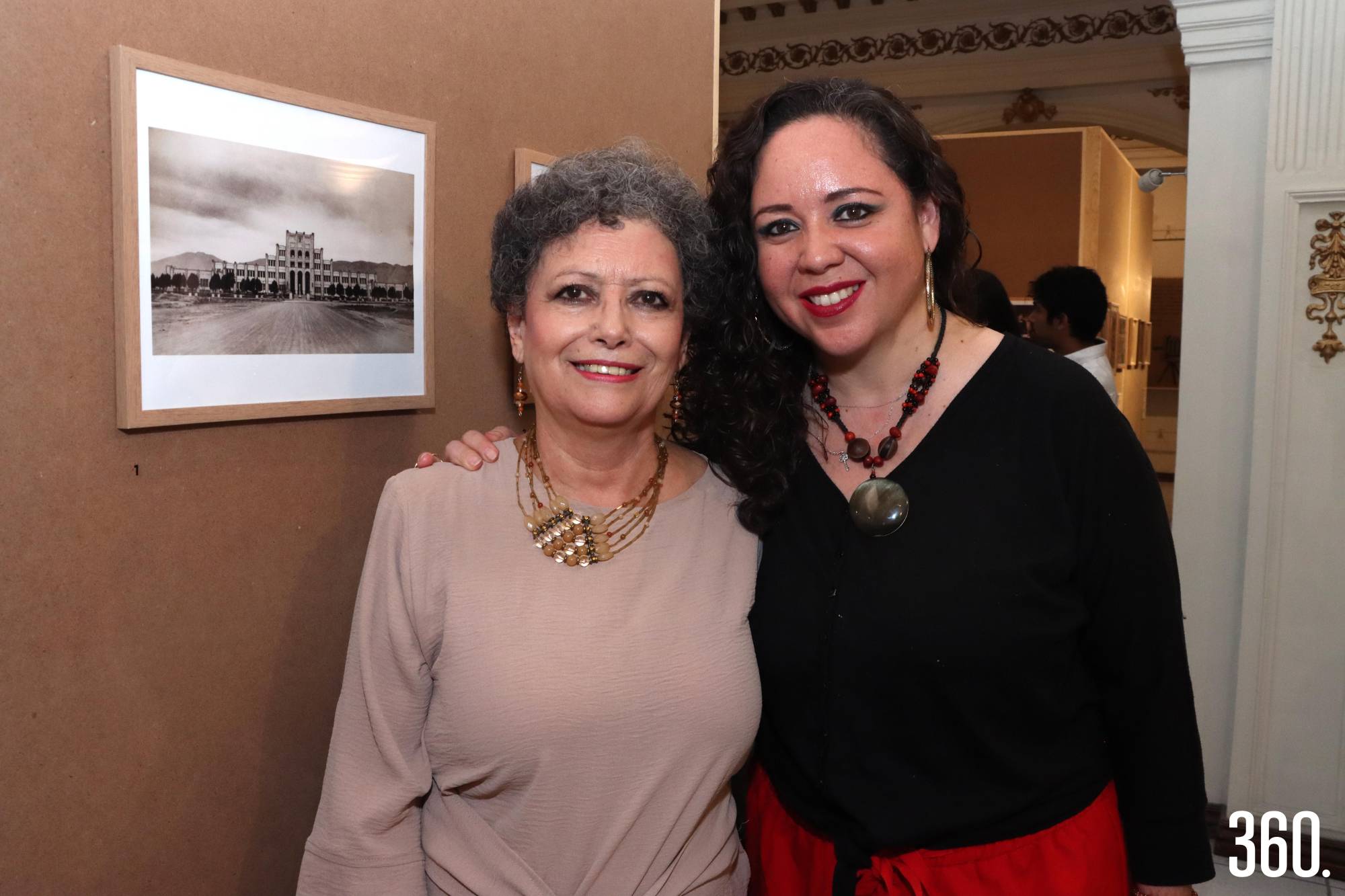 $!María Angélica Carrillo y Angélica Gutiérrez con su foto del Ateneo Fuente antiguo.