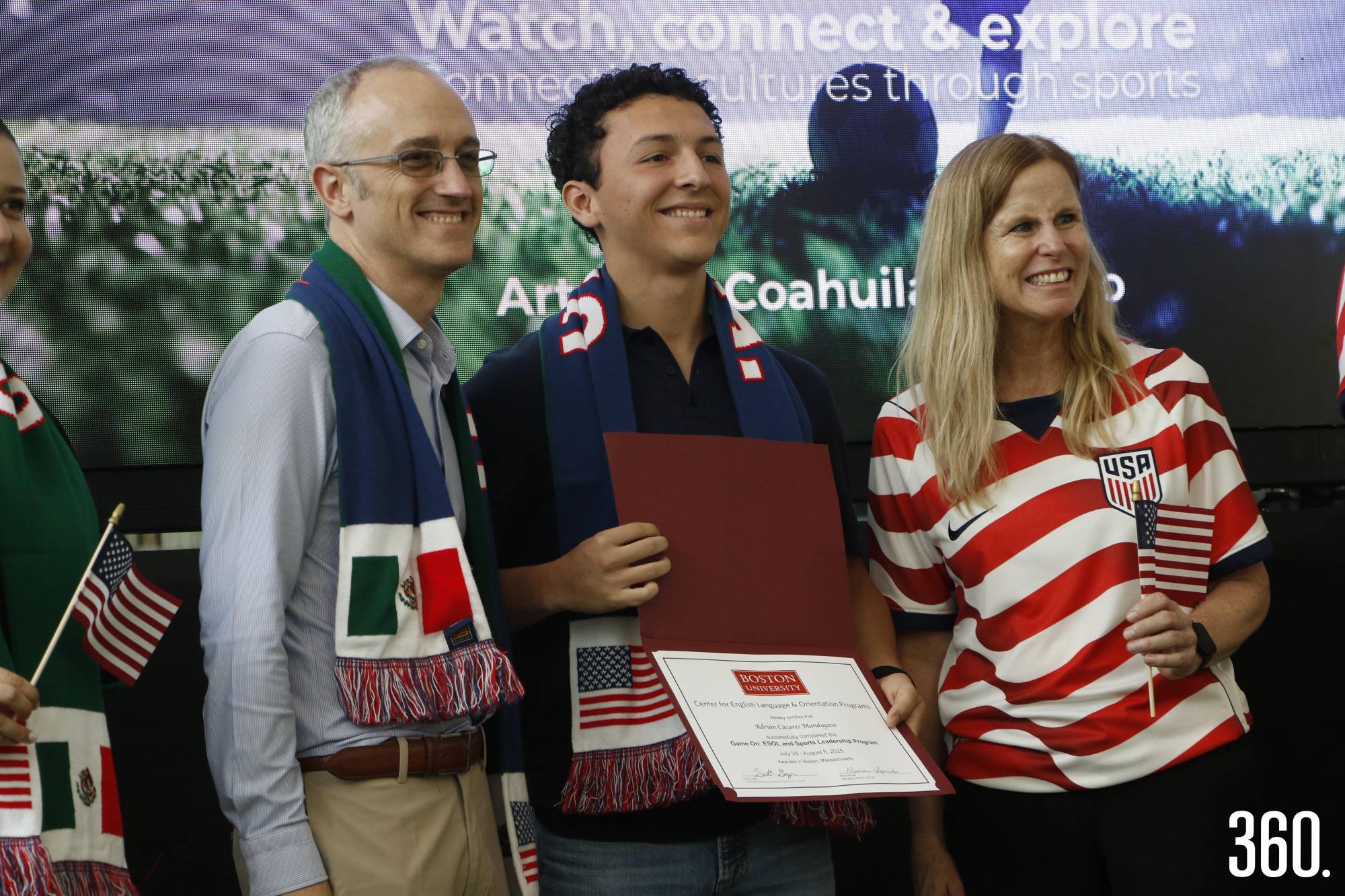 $!Adrián Cázares recibió un certificado por la Universidad de Boston por haber completado el programa “Game On: ESOL and Sports Leadership”.