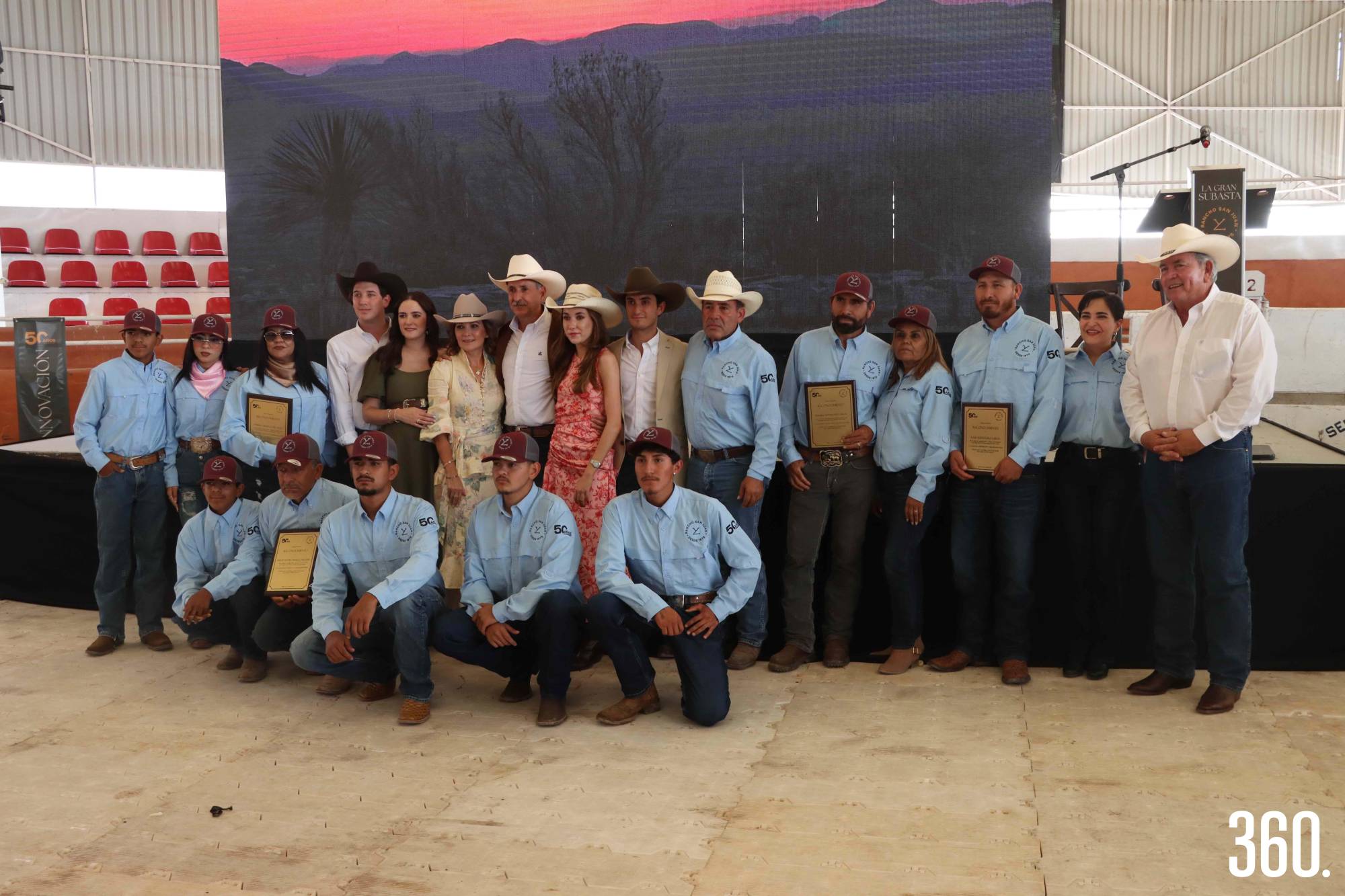 $!Familia López Cárdenas con el personal y colaboradores del rancho.