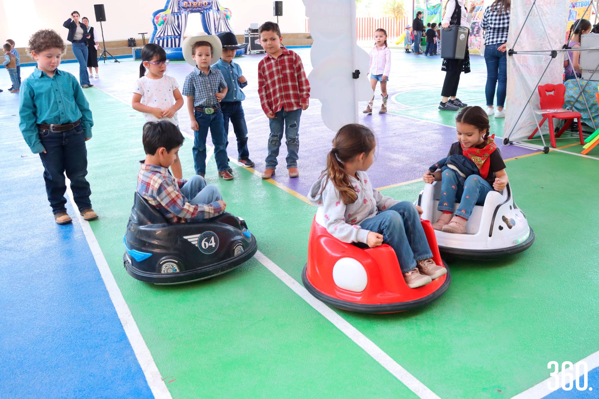 $!También se subieron a los carros chocones.