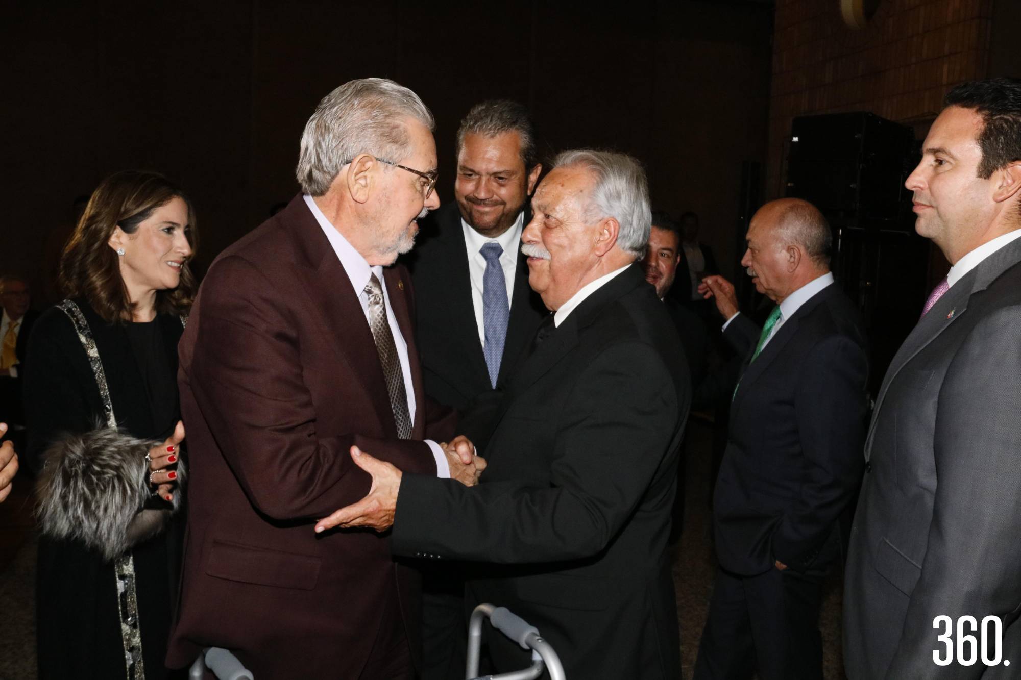 $!Don Tomás Gutiérrez ganador de la Medalla de Honor de la Canaco Saltillo recibe las felicitaciones de parte de Juan Antonio Aguirre Valdez presidente de la citada cámara.