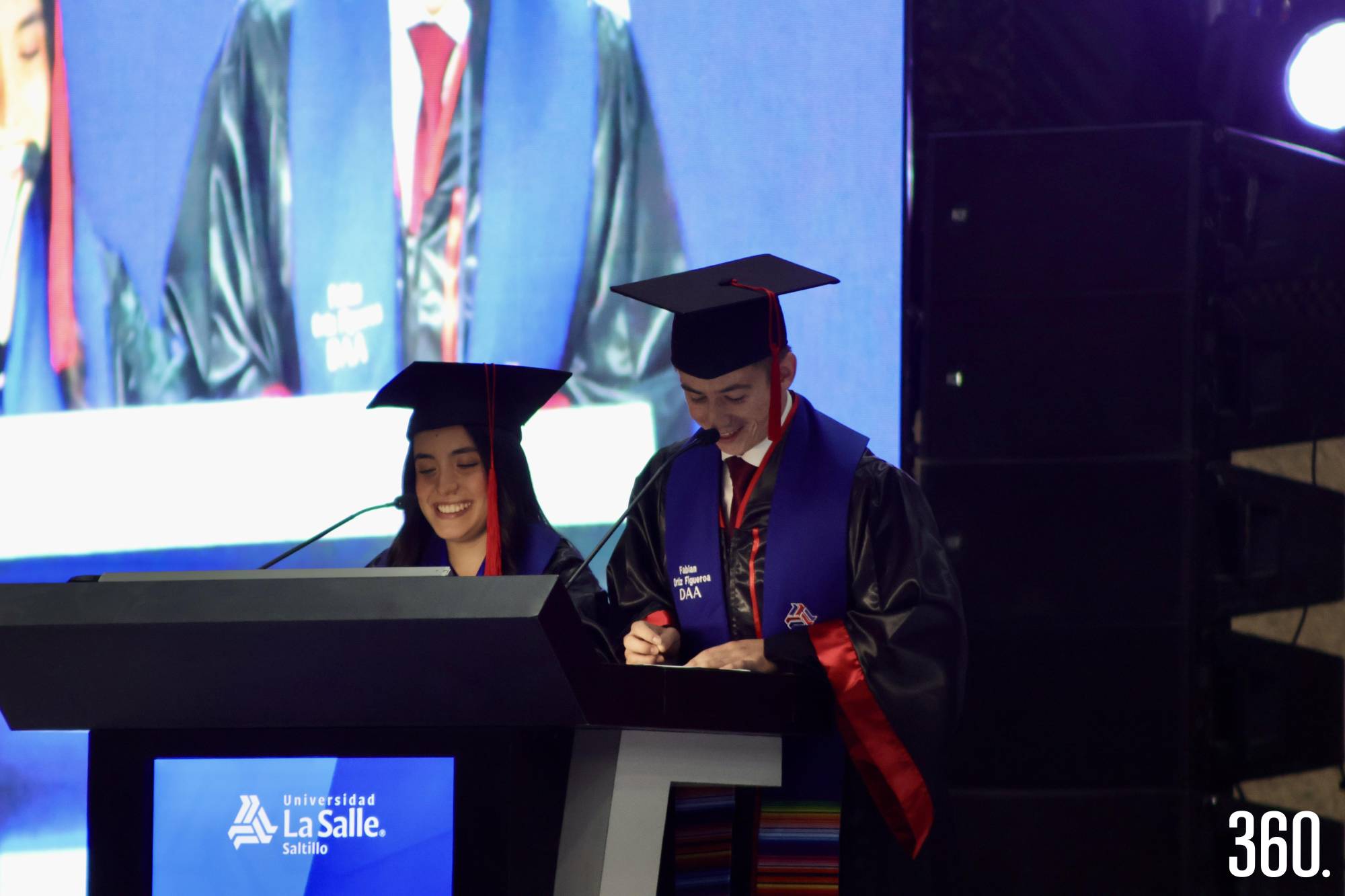 $!Palabras de la generación a cargo de Dana Sofía Castañeda González y Fabián Ortiz Figueroa, en representación de los egresados de licenciatura.