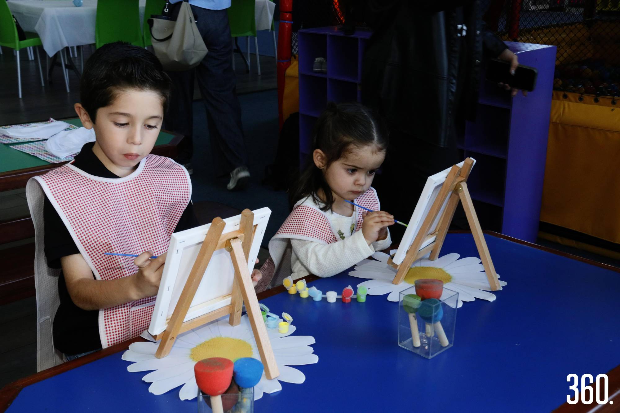 $!Carlos Estrada e Isabella Alanís pintando sus lienzos.