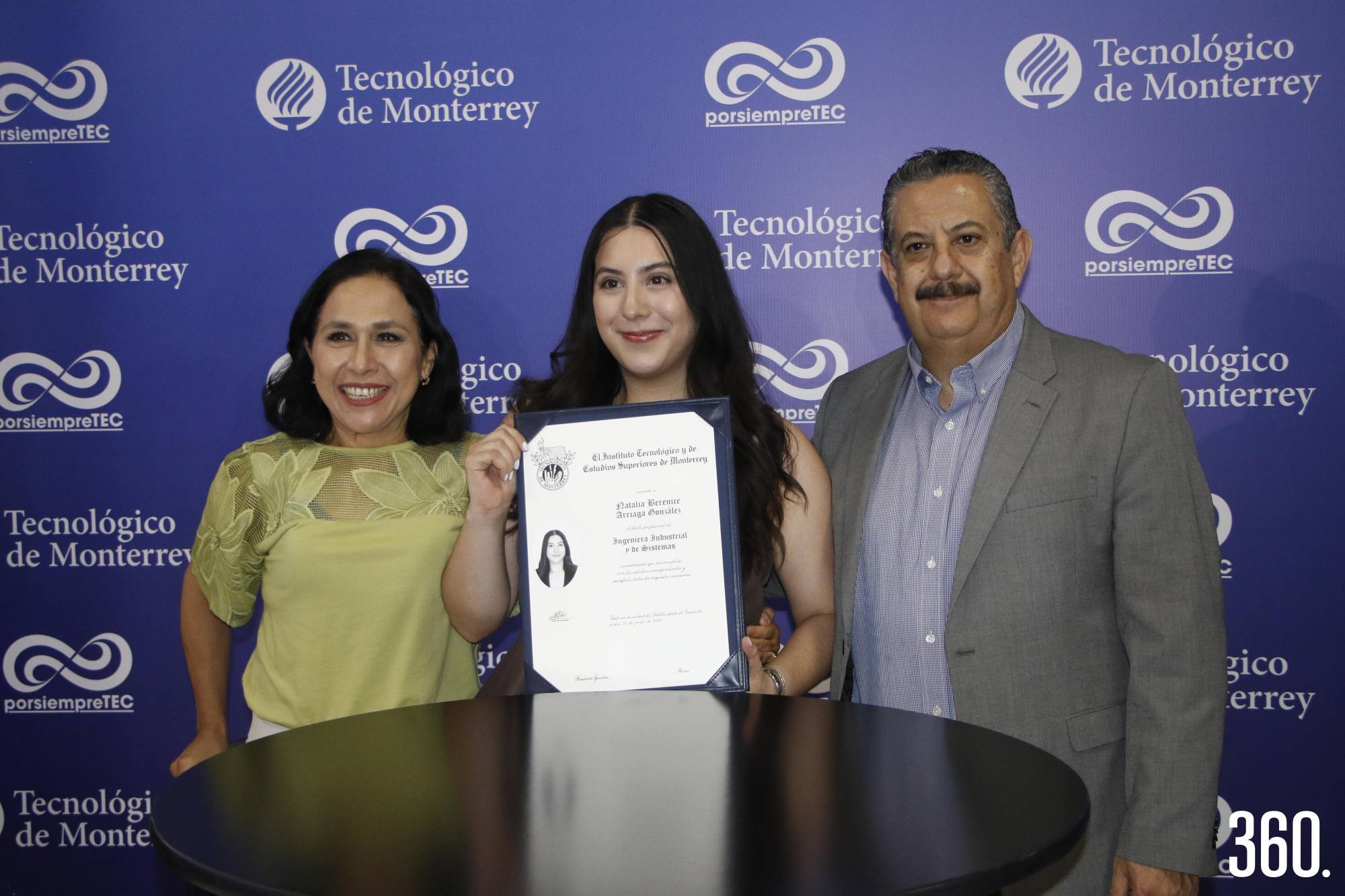 $!Graciela González, Natalia y Carlos Arriaga.
