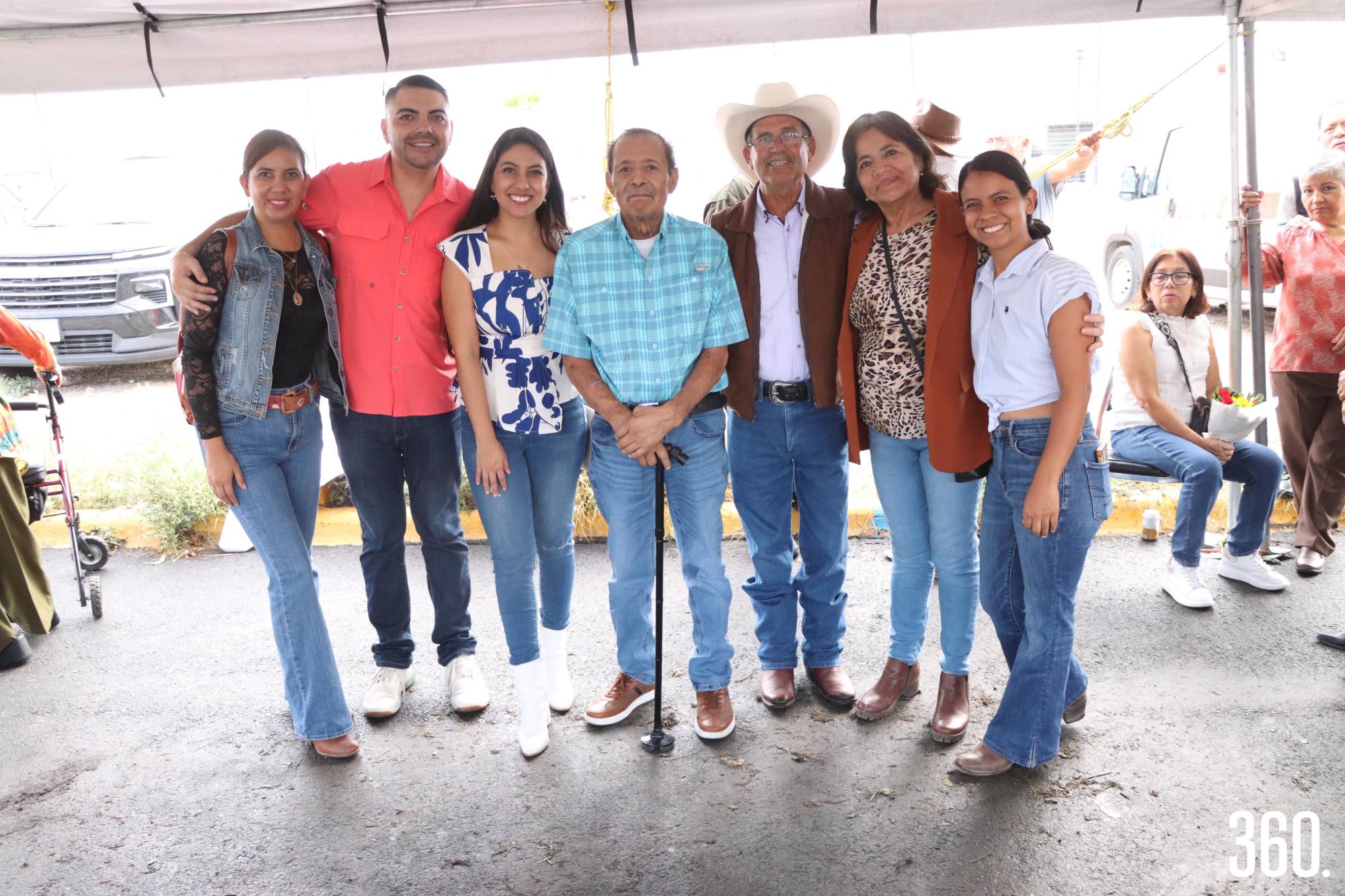 $!El homenajeado Mario Pérez con su familia.