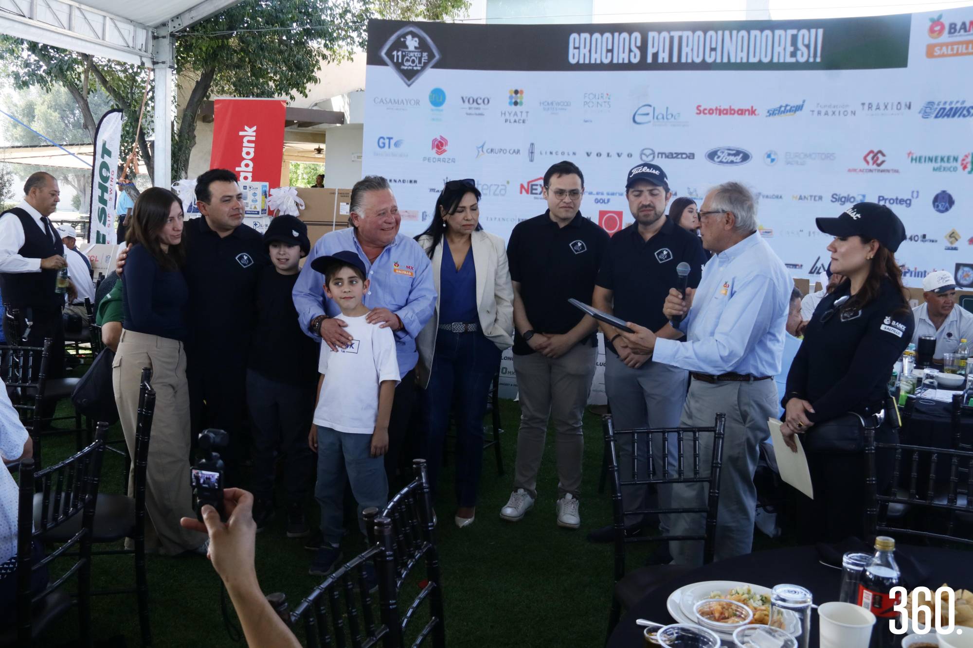$!Carlos Mery presidente del Patronato y Alejandra Salgado directora del Banco de Alimentos de Saltillo A.C., entregaron un reconocimiento especial a la familia Lara Aguado por el gran apoyo en la organización y dirección del torneo.